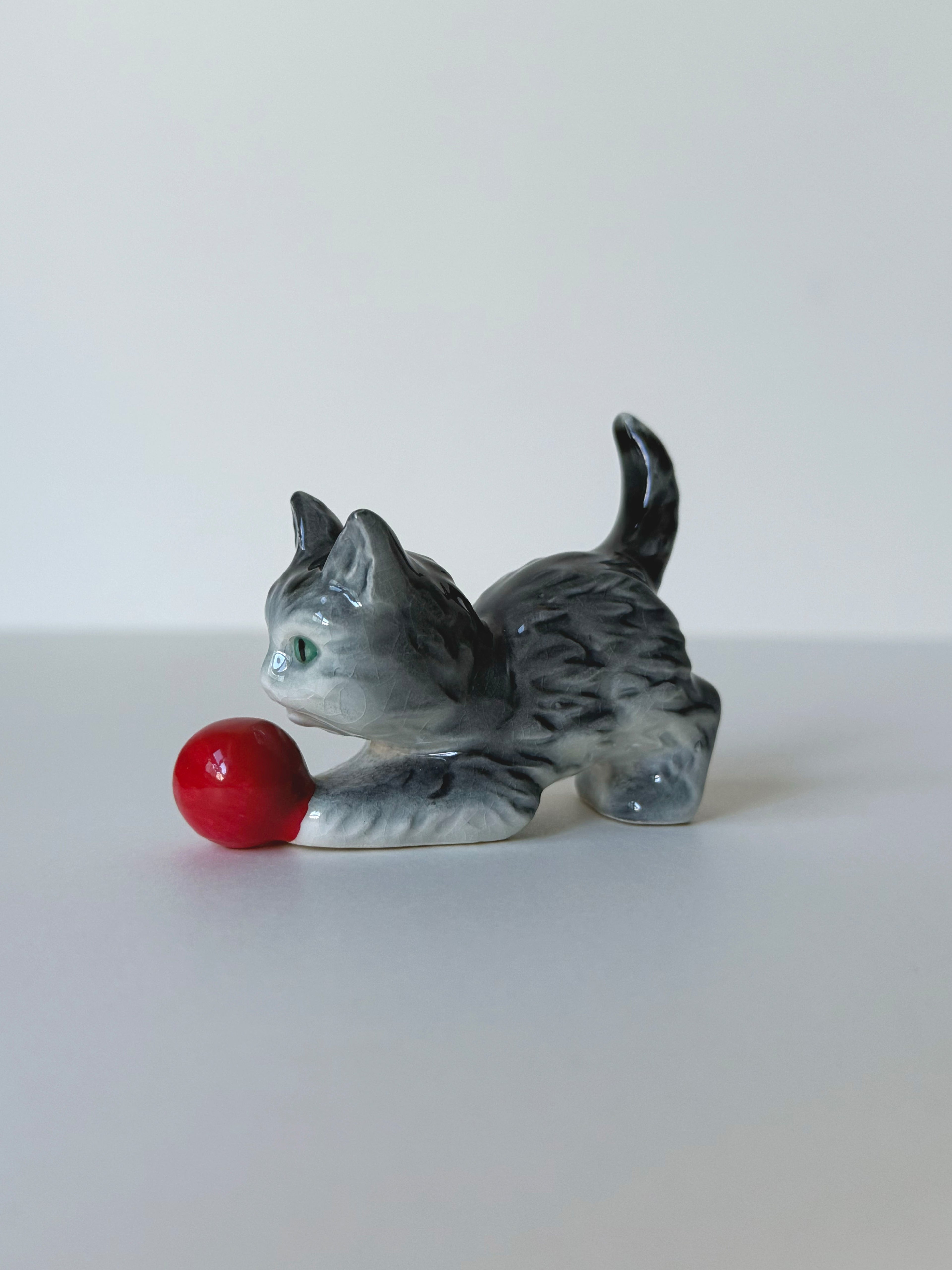 Vintage ceramic figurine｜紅球陶瓷貓貓