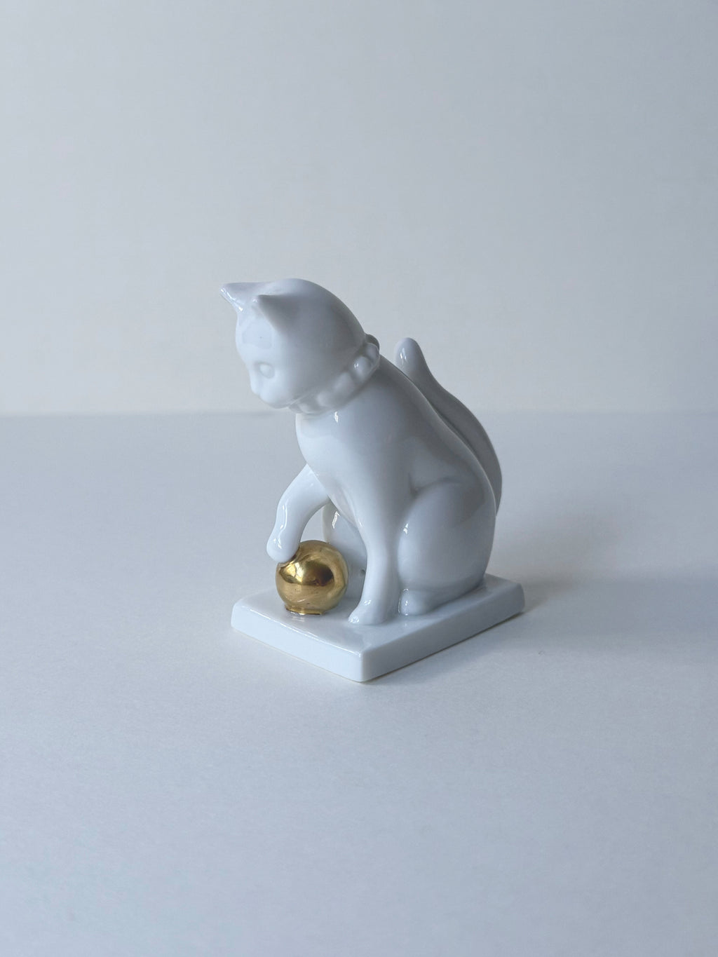 Vintage ceramic figurine｜金球白釉瓷貓貓