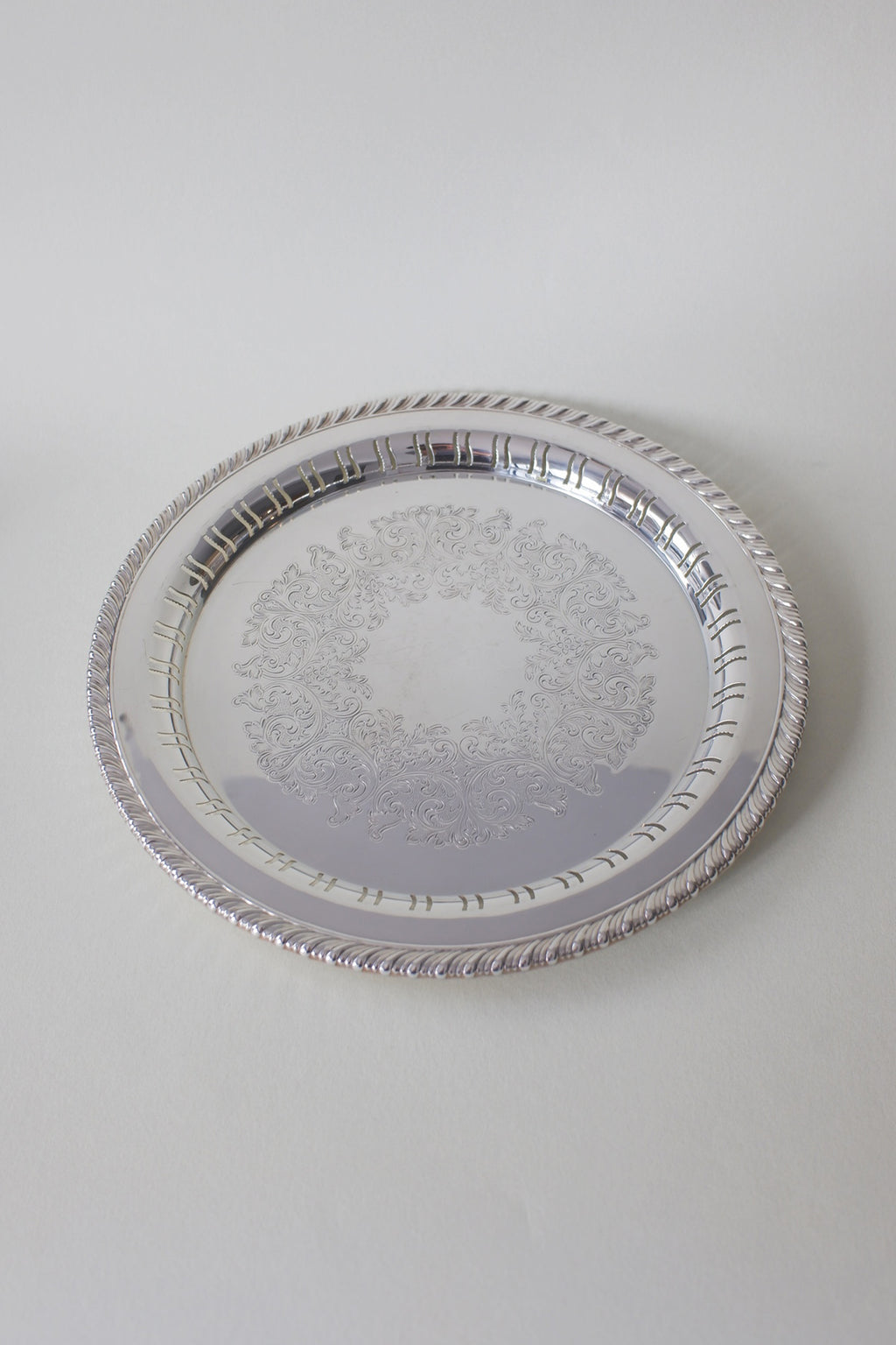 Vintage 鍍銀壓花圓托盤