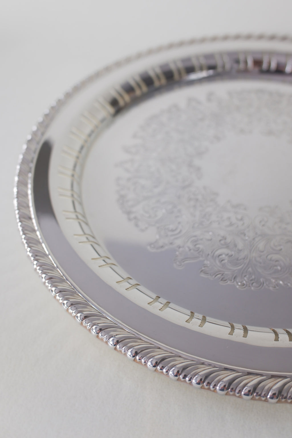 Vintage 鍍銀壓花圓托盤