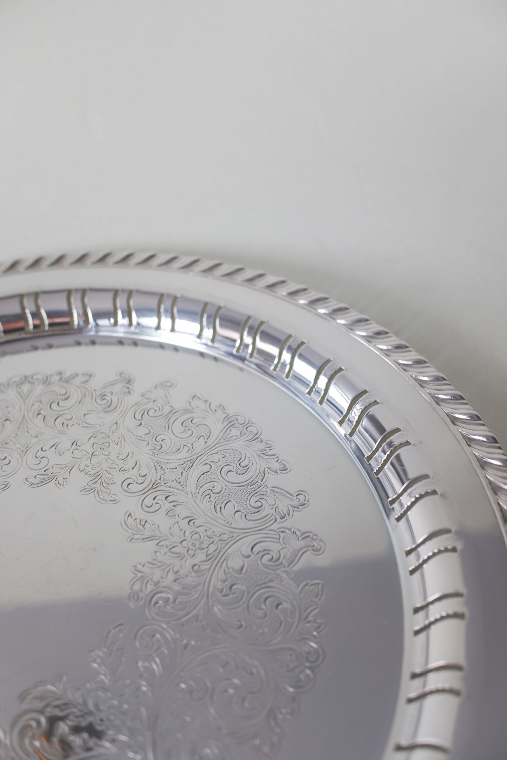 Vintage 鍍銀壓花圓托盤
