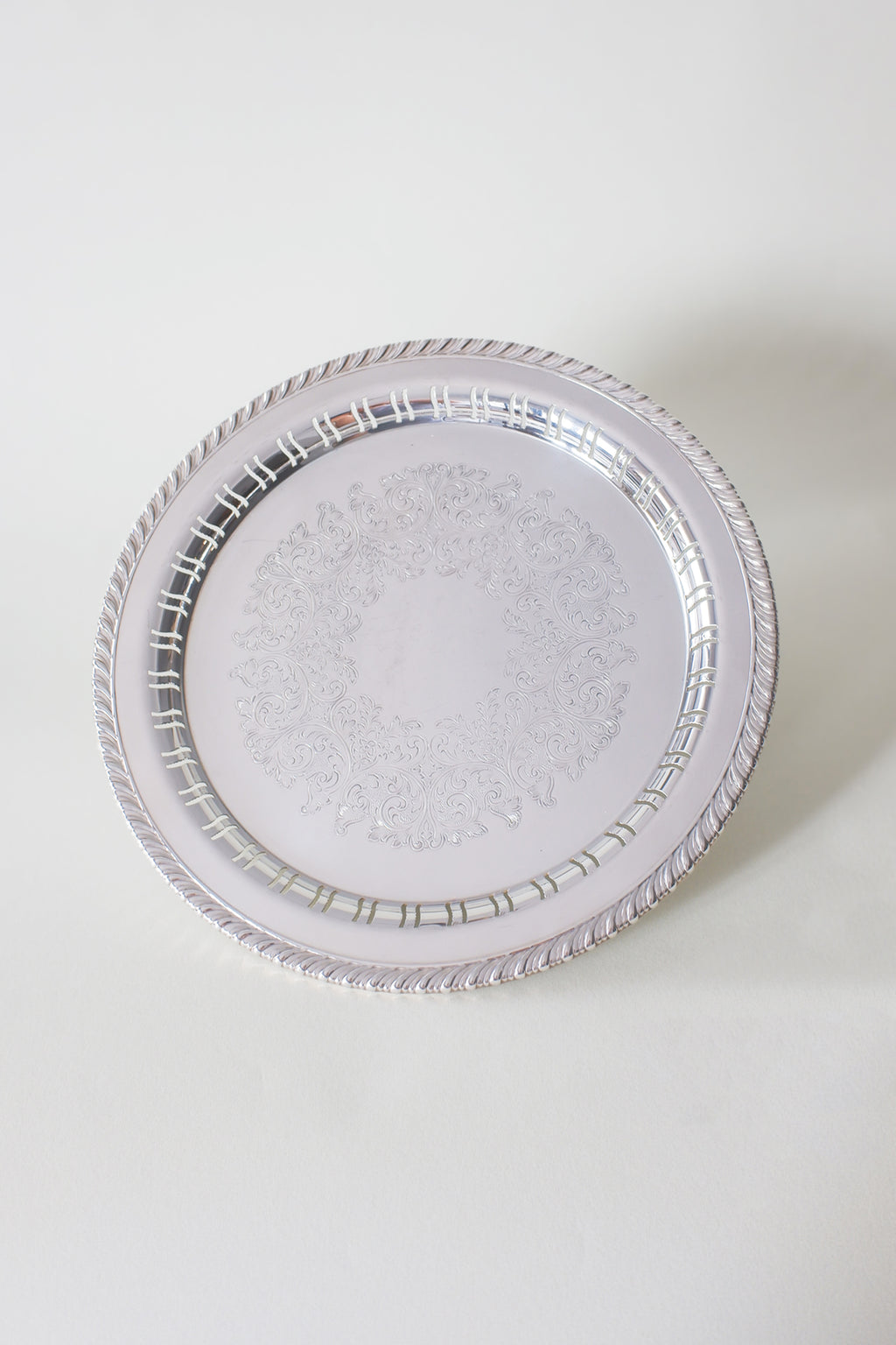 Vintage 鍍銀壓花圓托盤