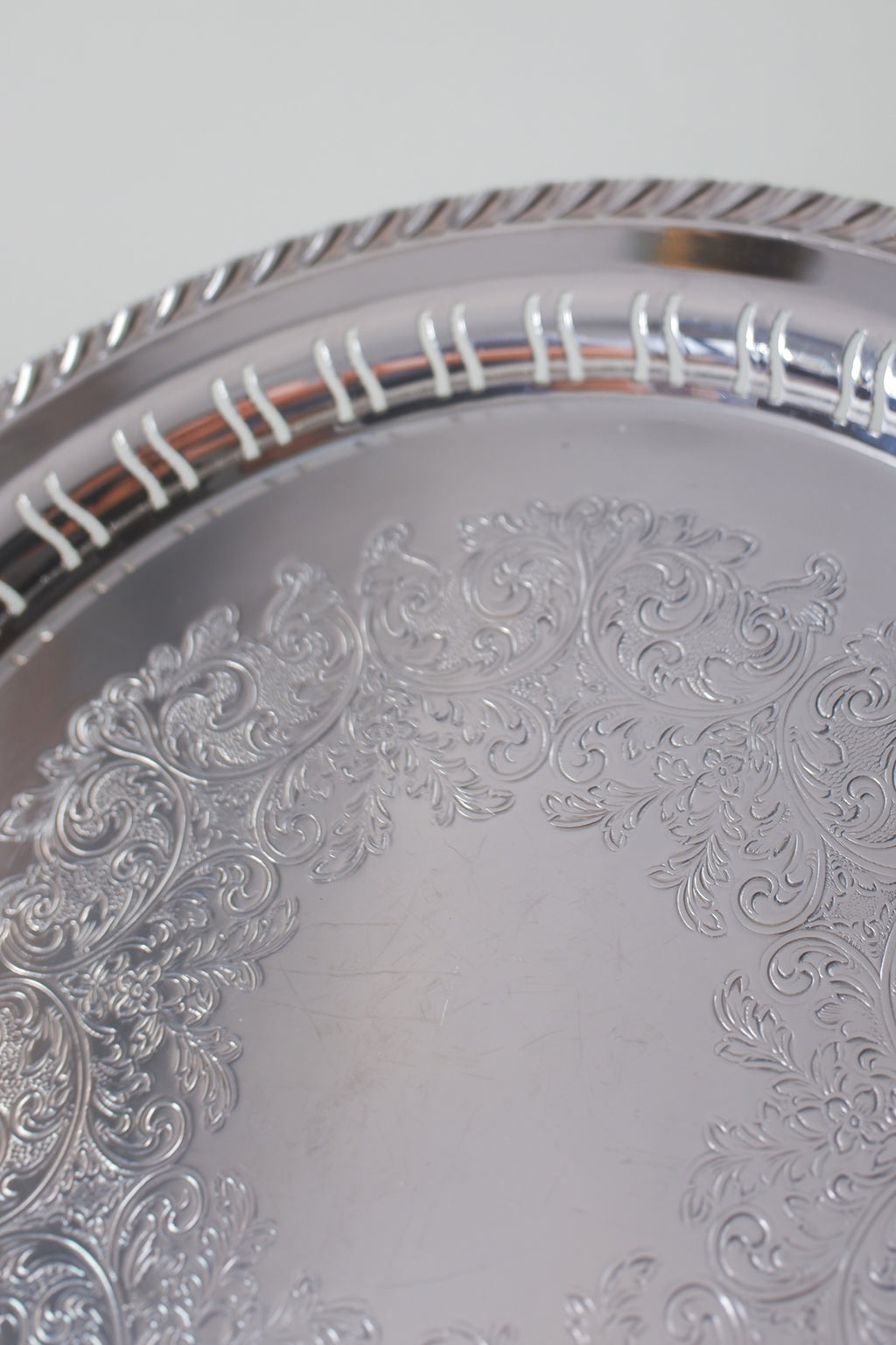 Vintage 鍍銀壓花圓托盤