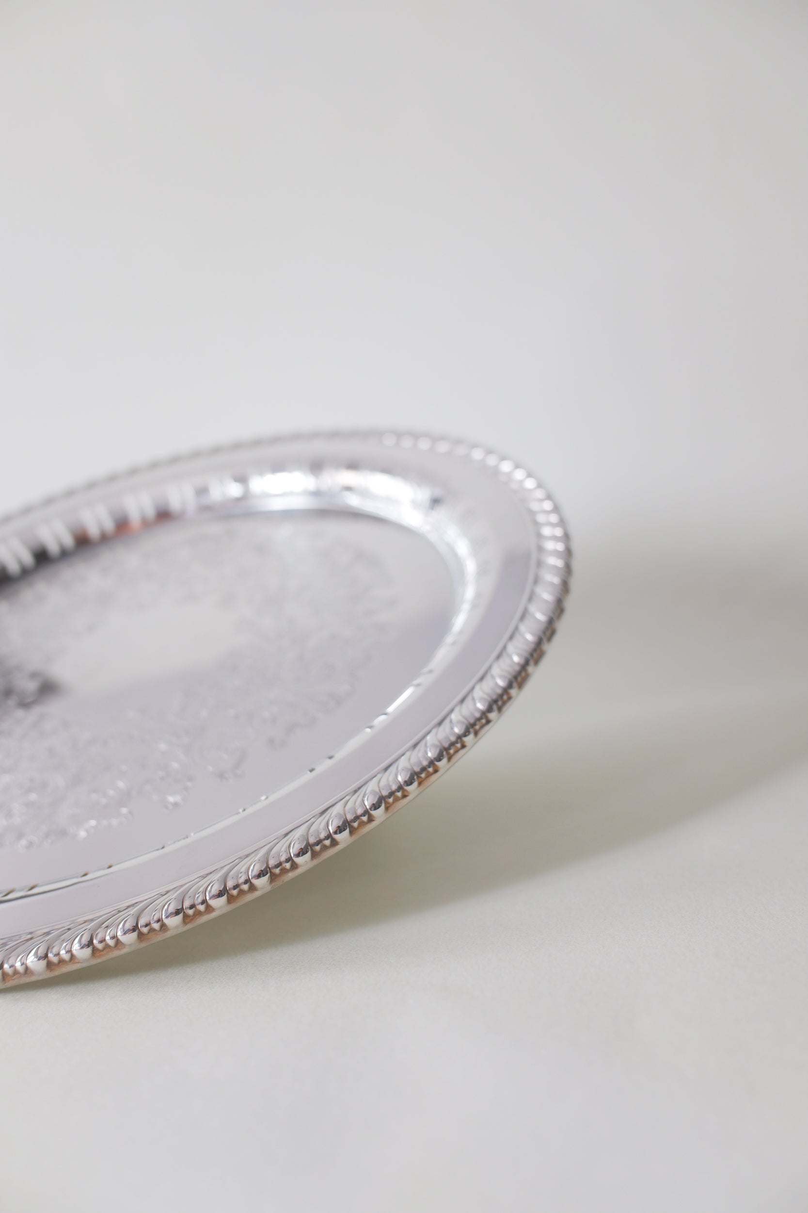 Vintage 鍍銀壓花圓托盤