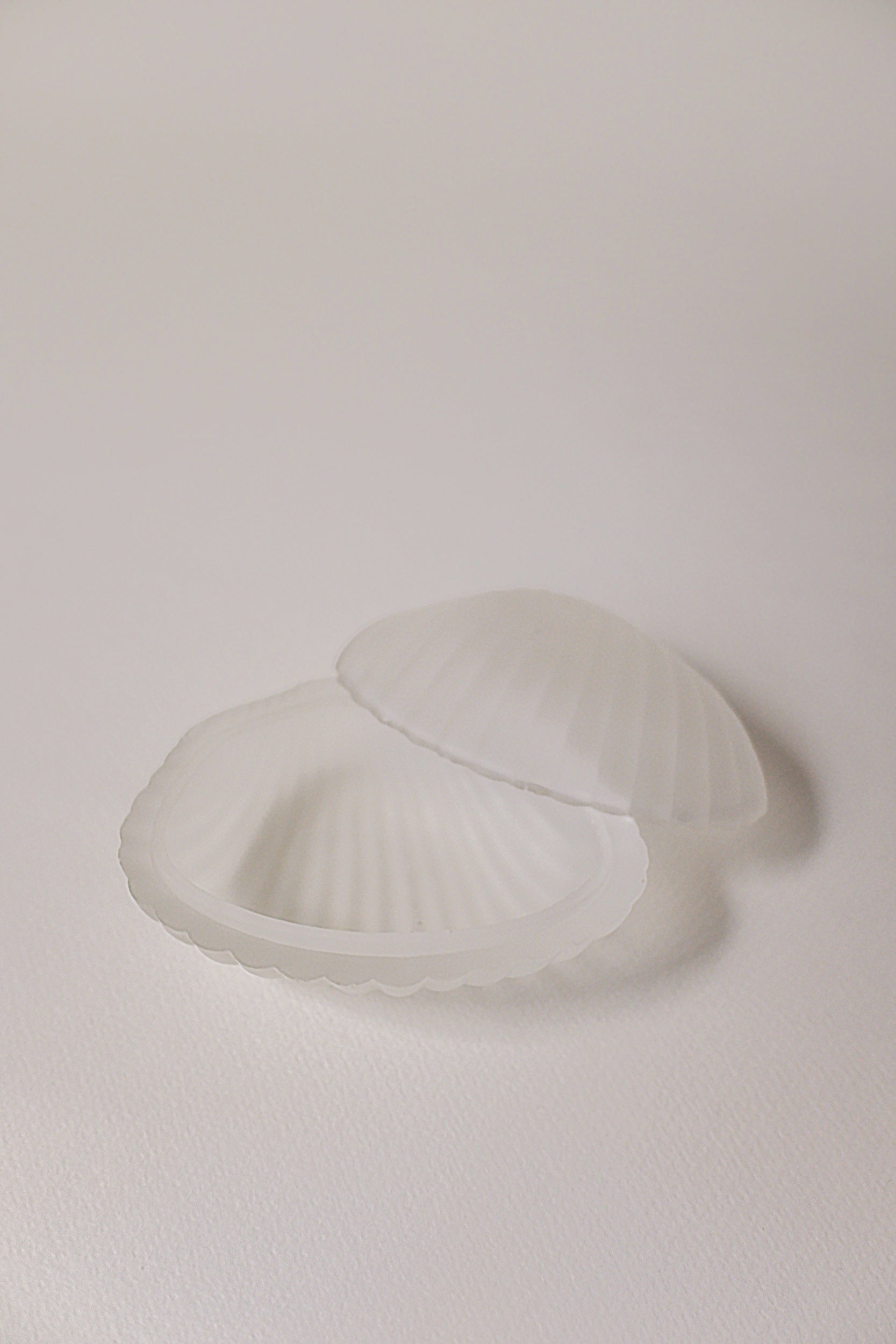 Vintage 霧面貝殼玻璃小盒