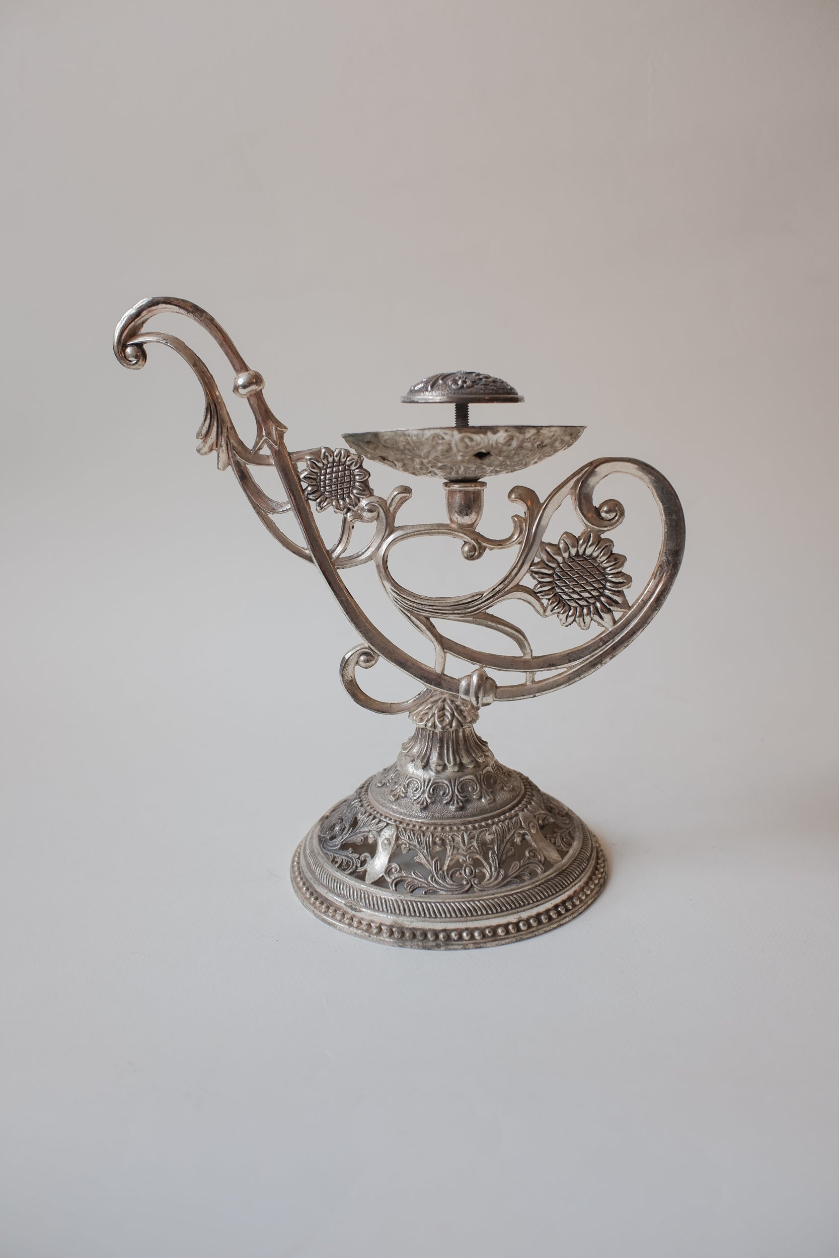 Vintage Art Nouveau 花卉金屬燭台