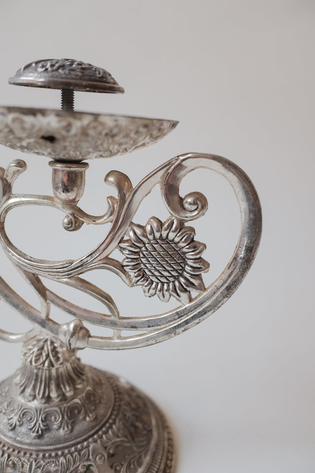 Vintage Art Nouveau 花卉金屬燭台