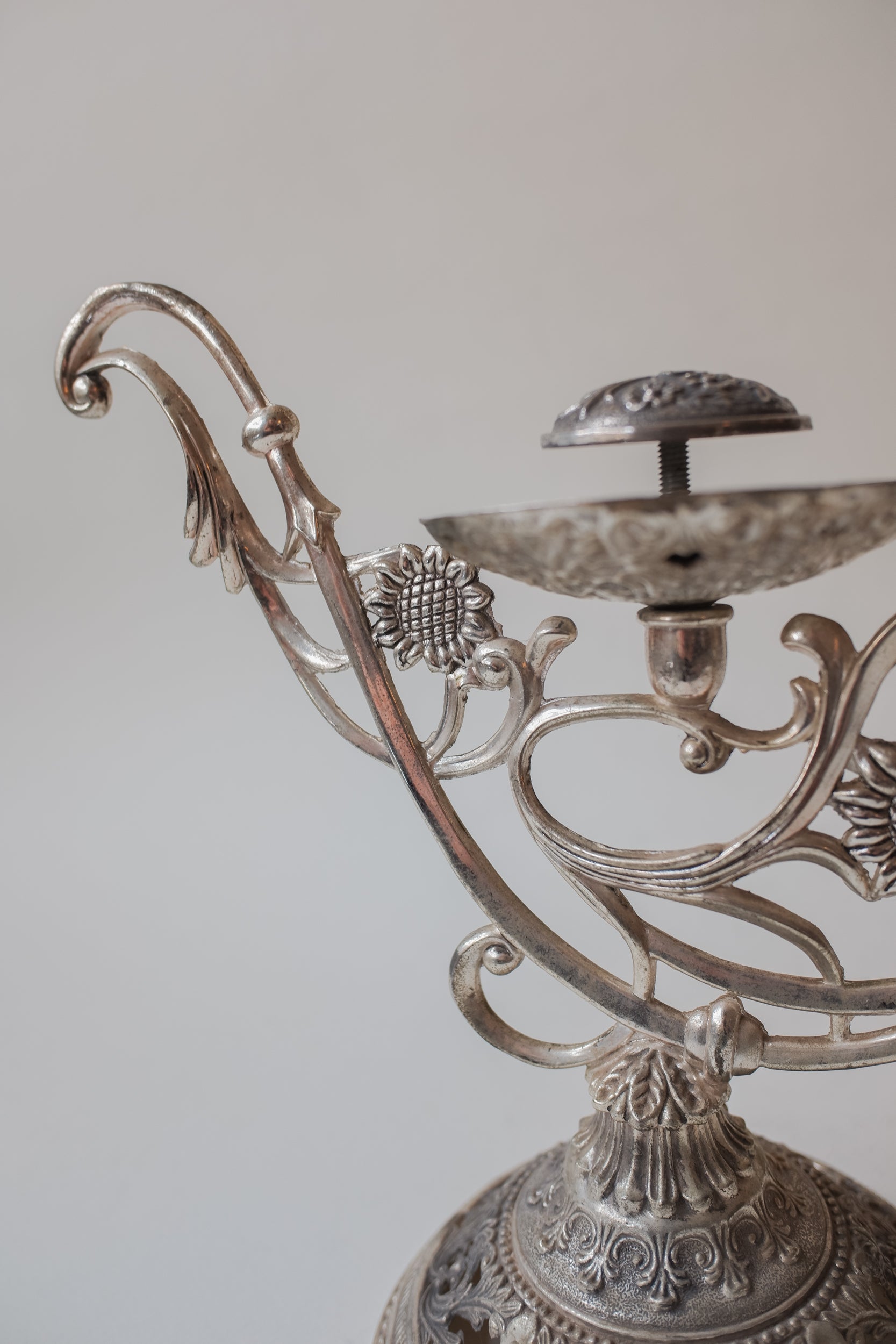Vintage Art Nouveau 花卉金屬燭台