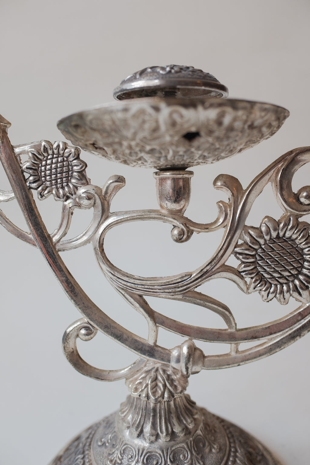 Vintage Art Nouveau 花卉金屬燭台