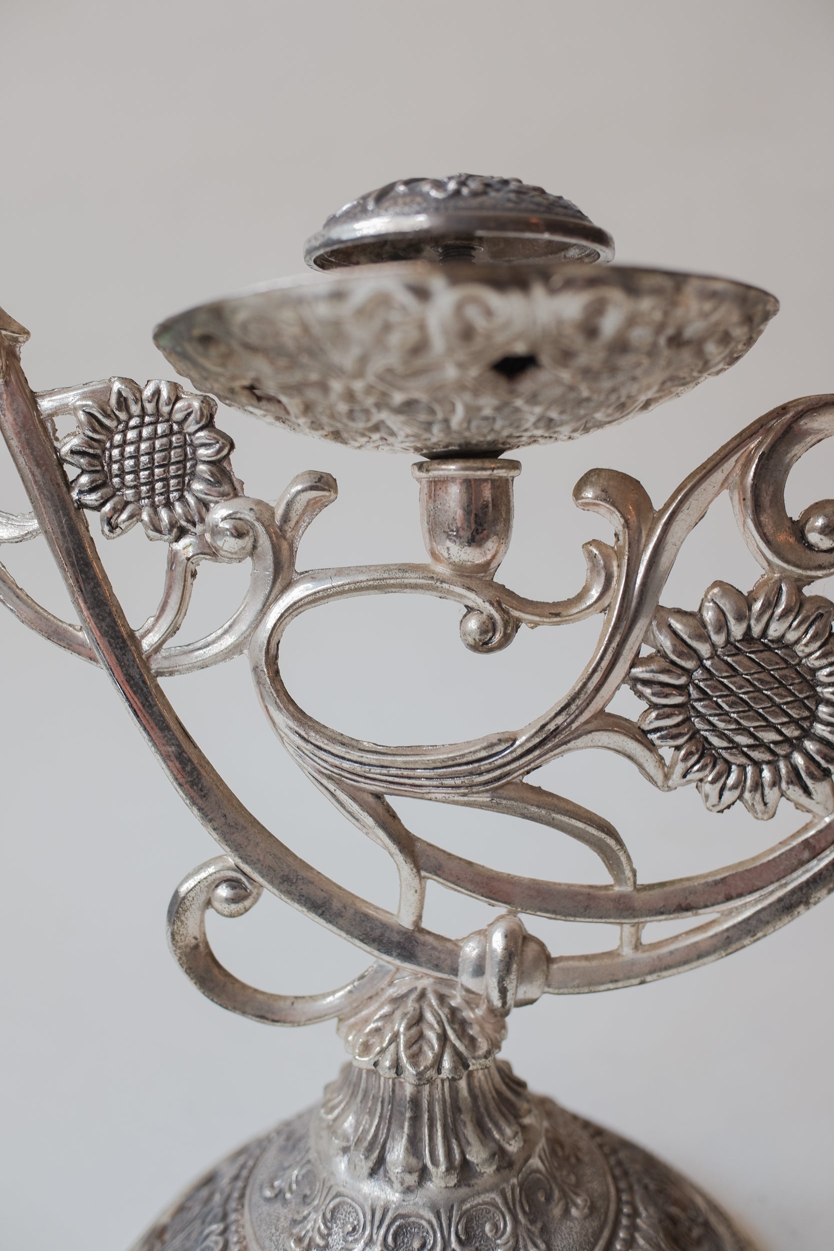 Vintage Art Nouveau 花卉金屬燭台