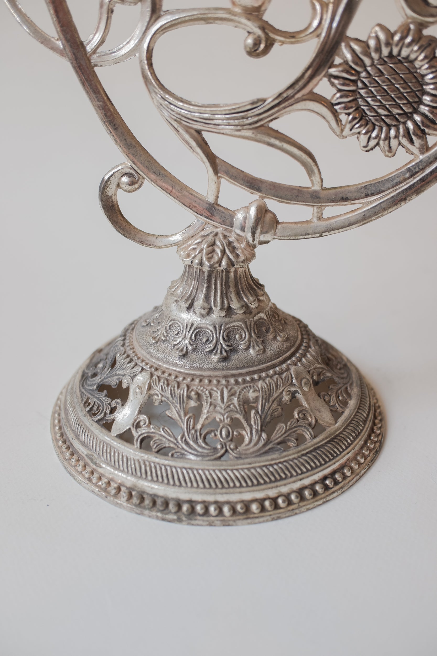 Vintage Art Nouveau 花卉金屬燭台