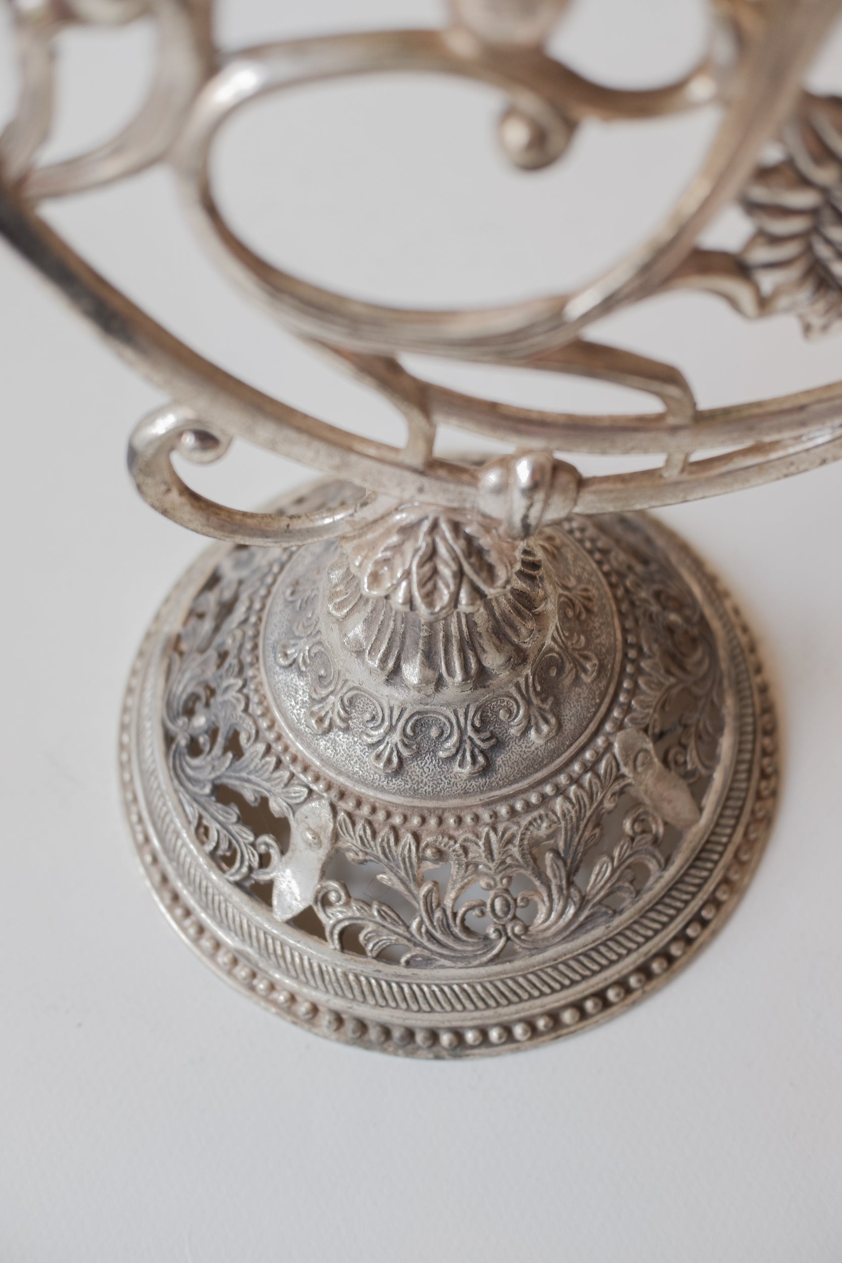 Vintage Art Nouveau 花卉金屬燭台