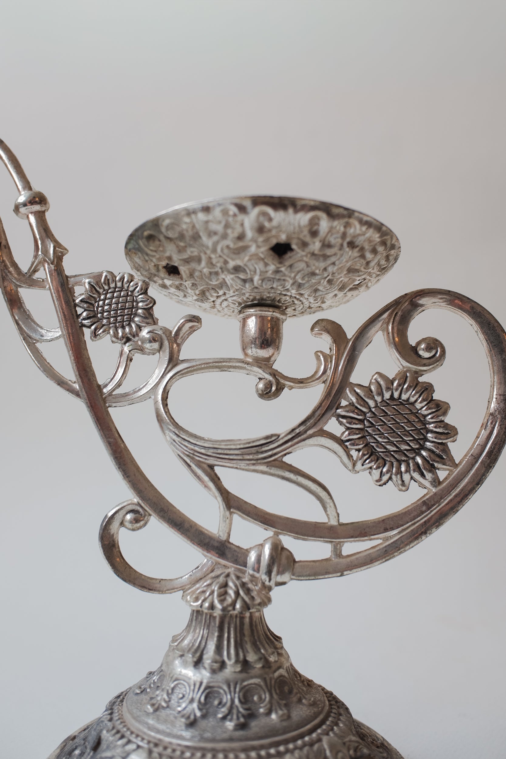 Vintage Art Nouveau 花卉金屬燭台