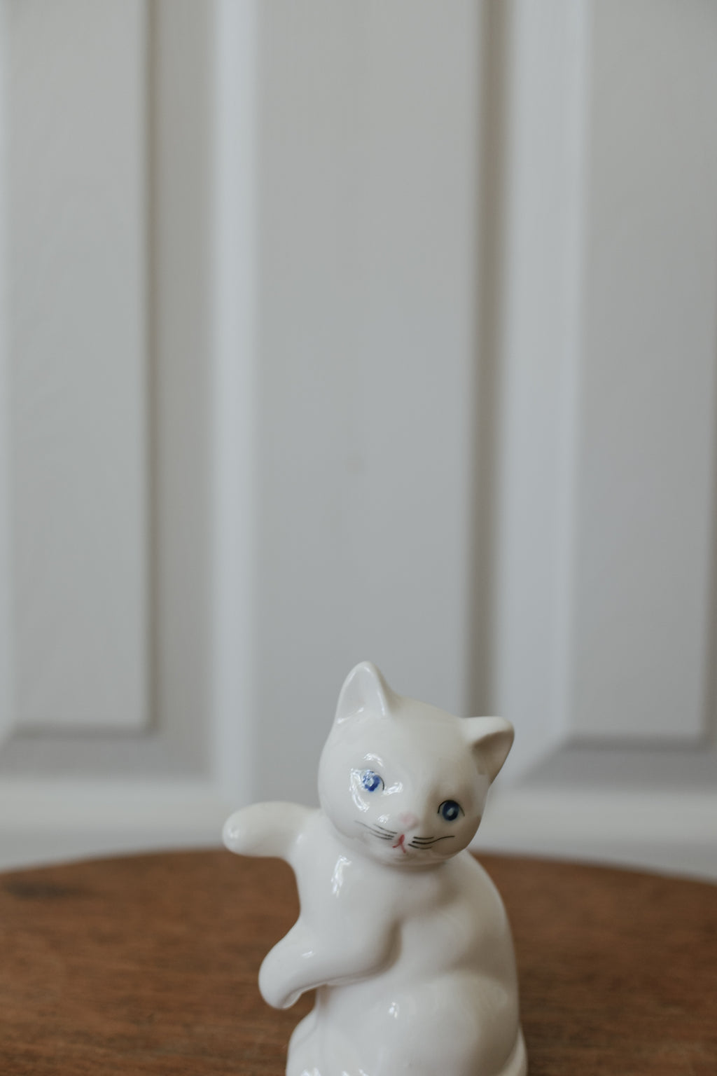 Vintage 站著的白色藍眼陶瓷貓貓