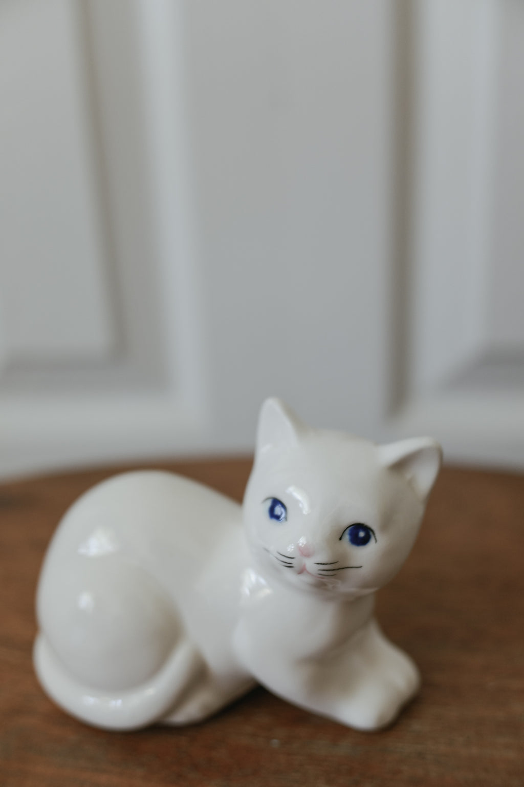 Vintage 坐著的白色藍眼陶瓷貓貓