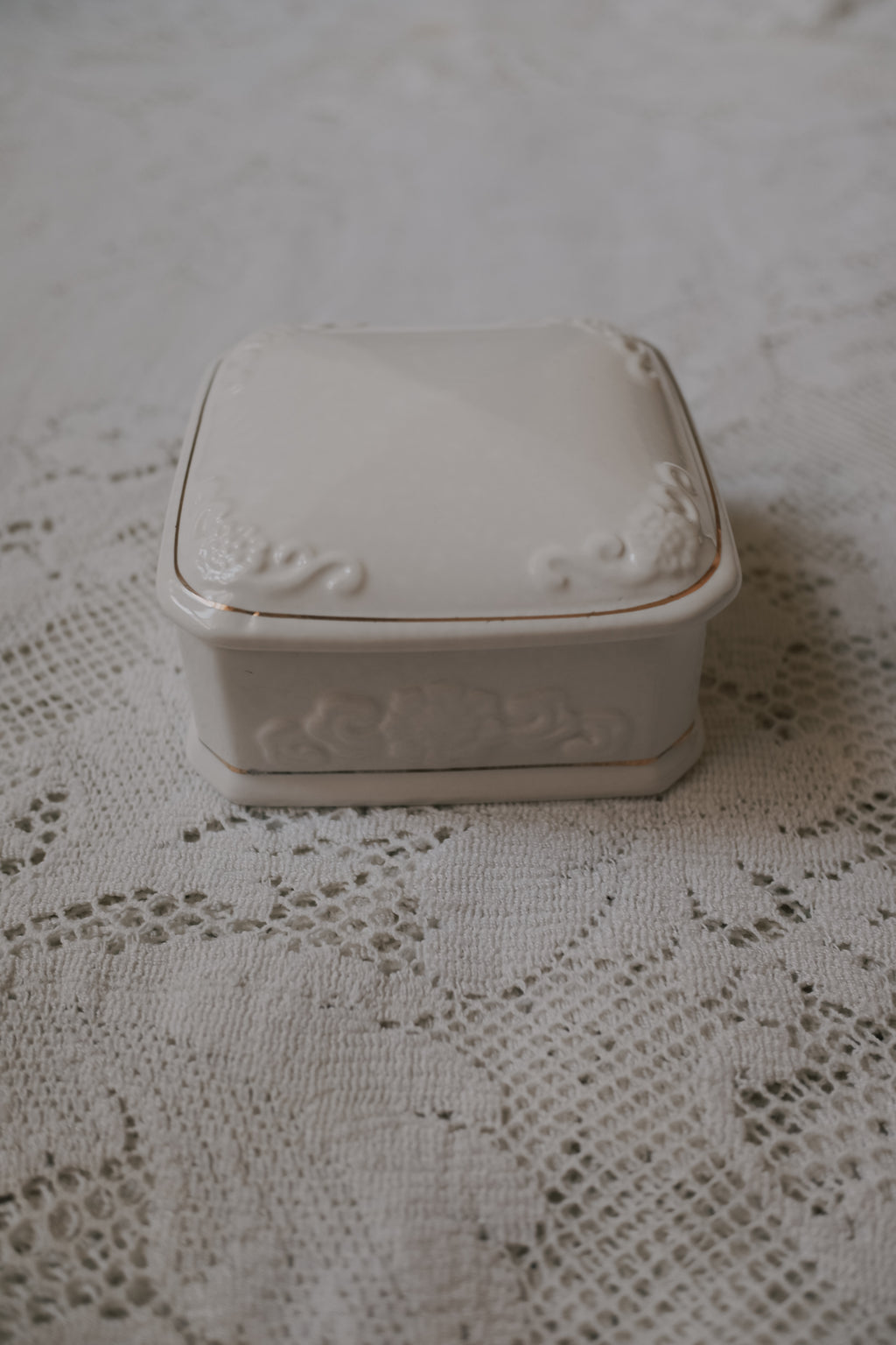 Vintage 白色陶瓷雕花珠寶盒