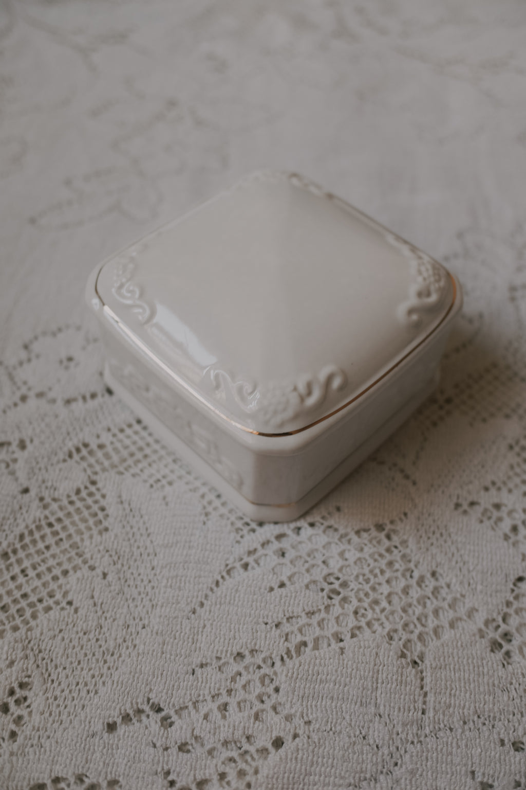 Vintage 白色陶瓷雕花珠寶盒