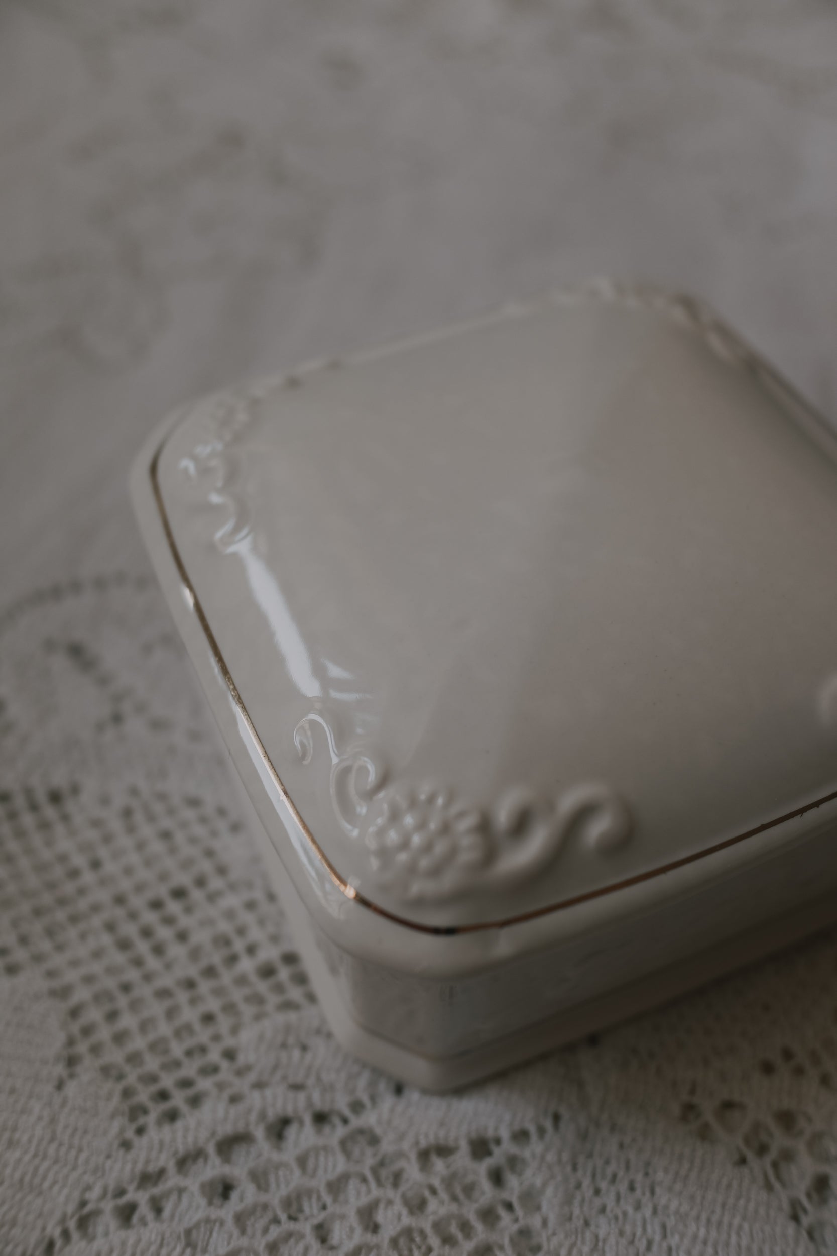Vintage 白色陶瓷雕花珠寶盒