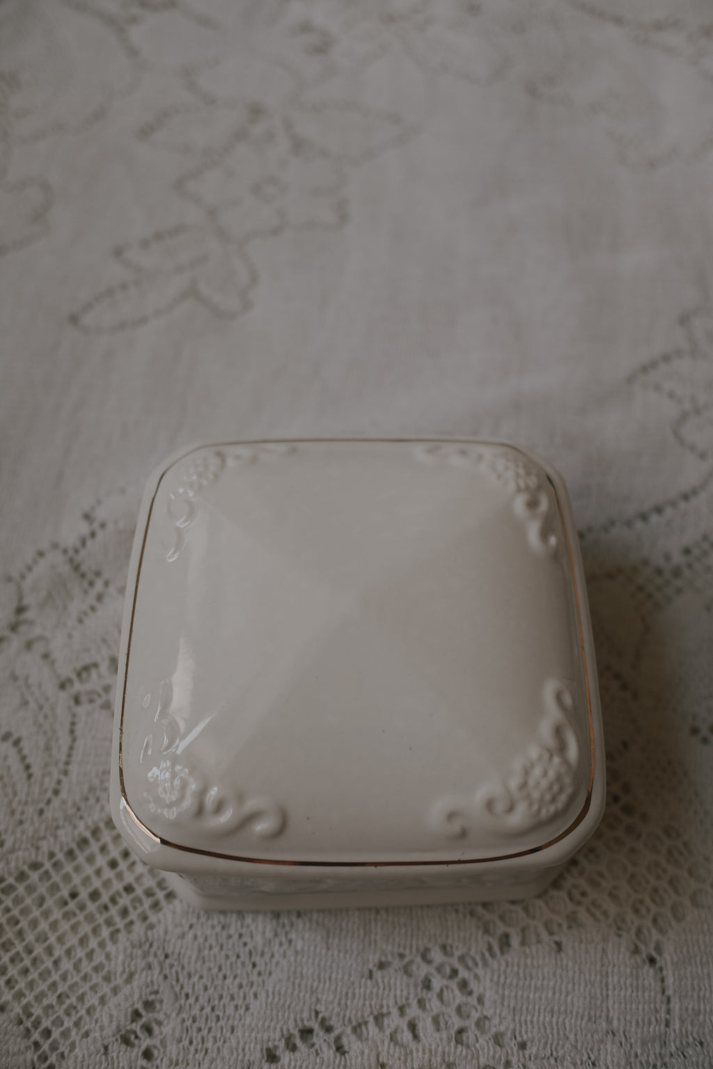 Vintage 白色陶瓷雕花珠寶盒