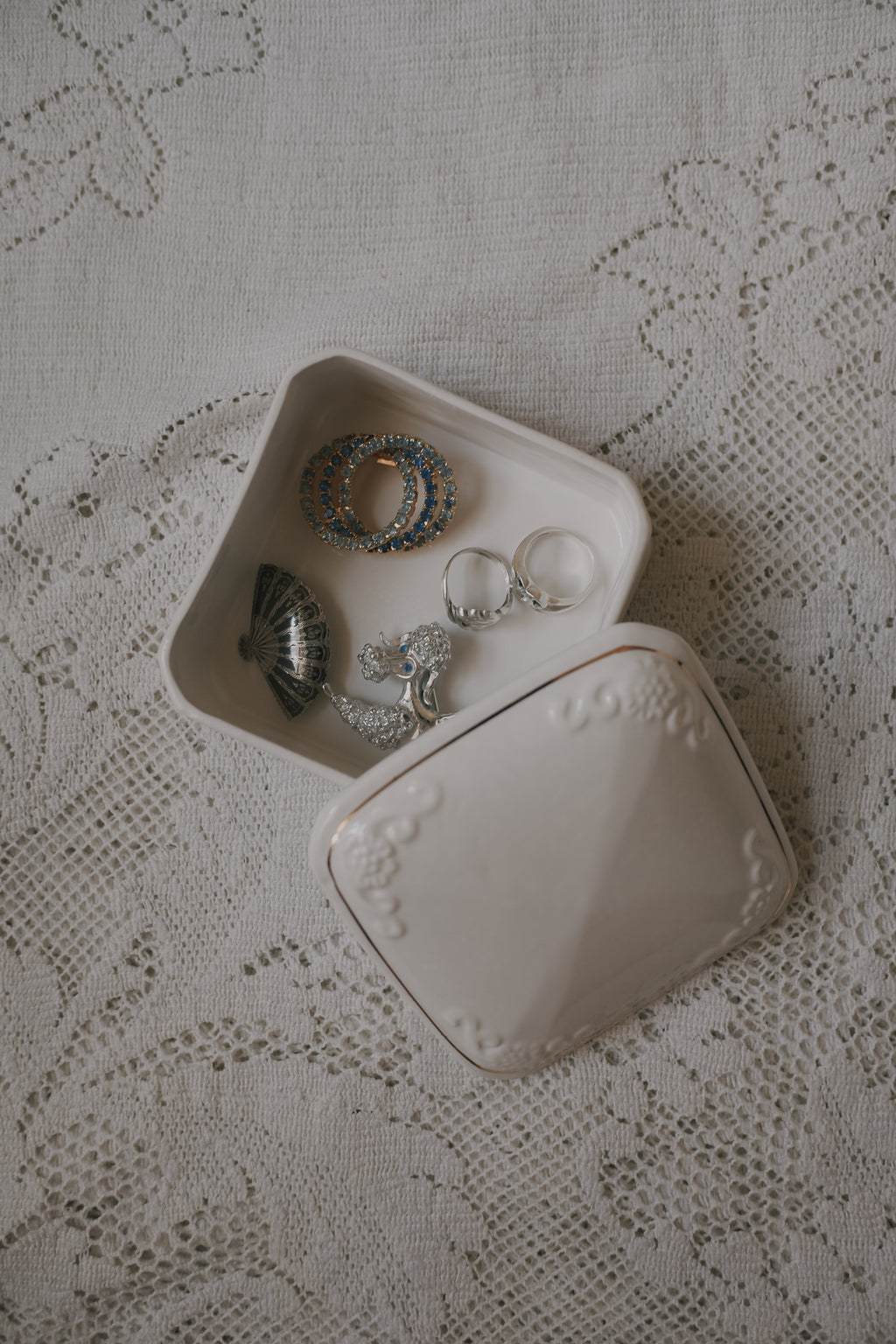 Vintage 白色陶瓷雕花珠寶盒