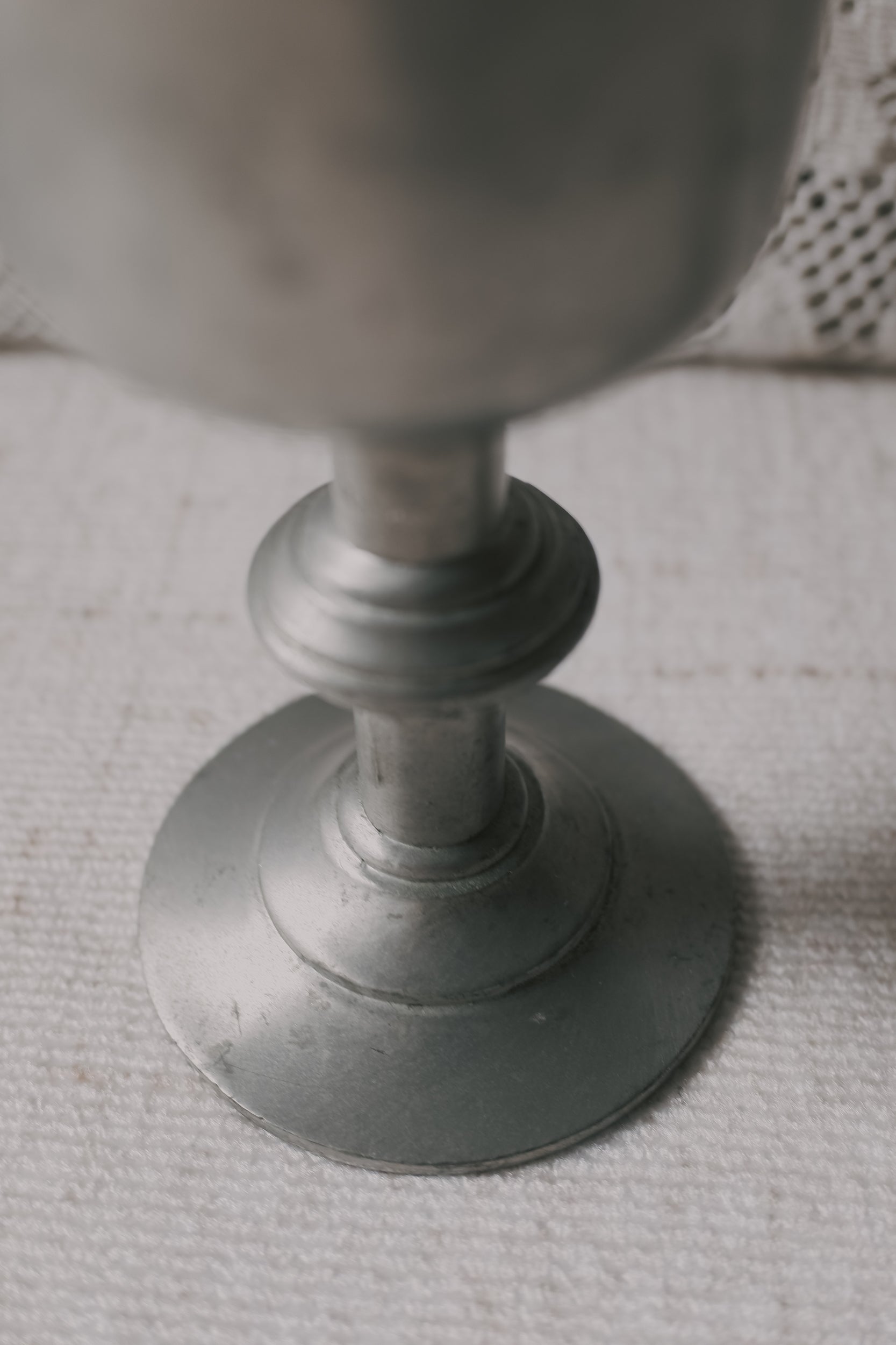 Vintage 高腳灰銀色錫花器