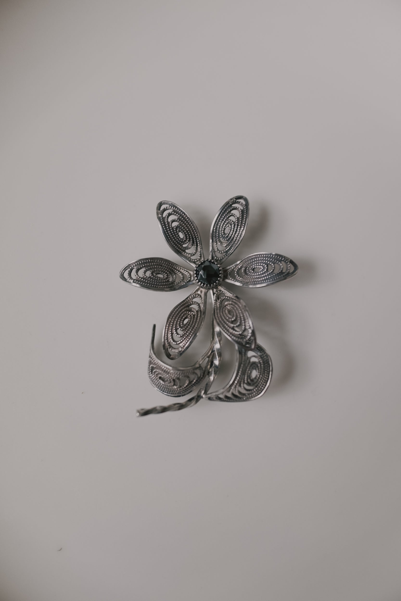 Vintage 純銀絲六瓣花胸針