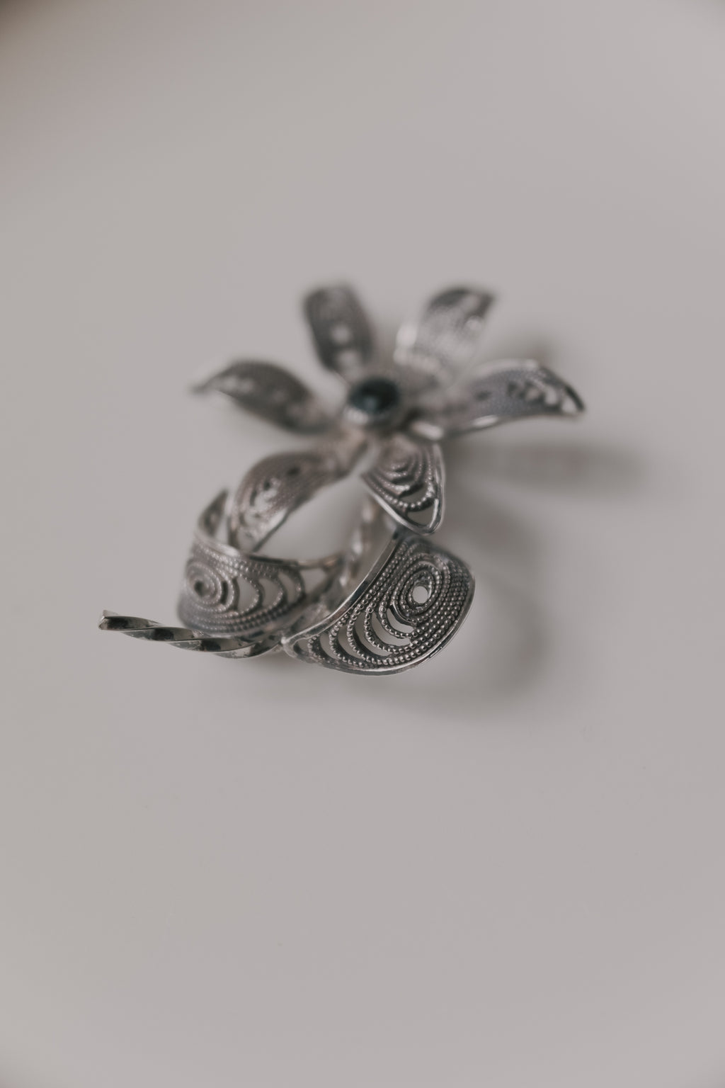 Vintage 純銀絲六瓣花胸針