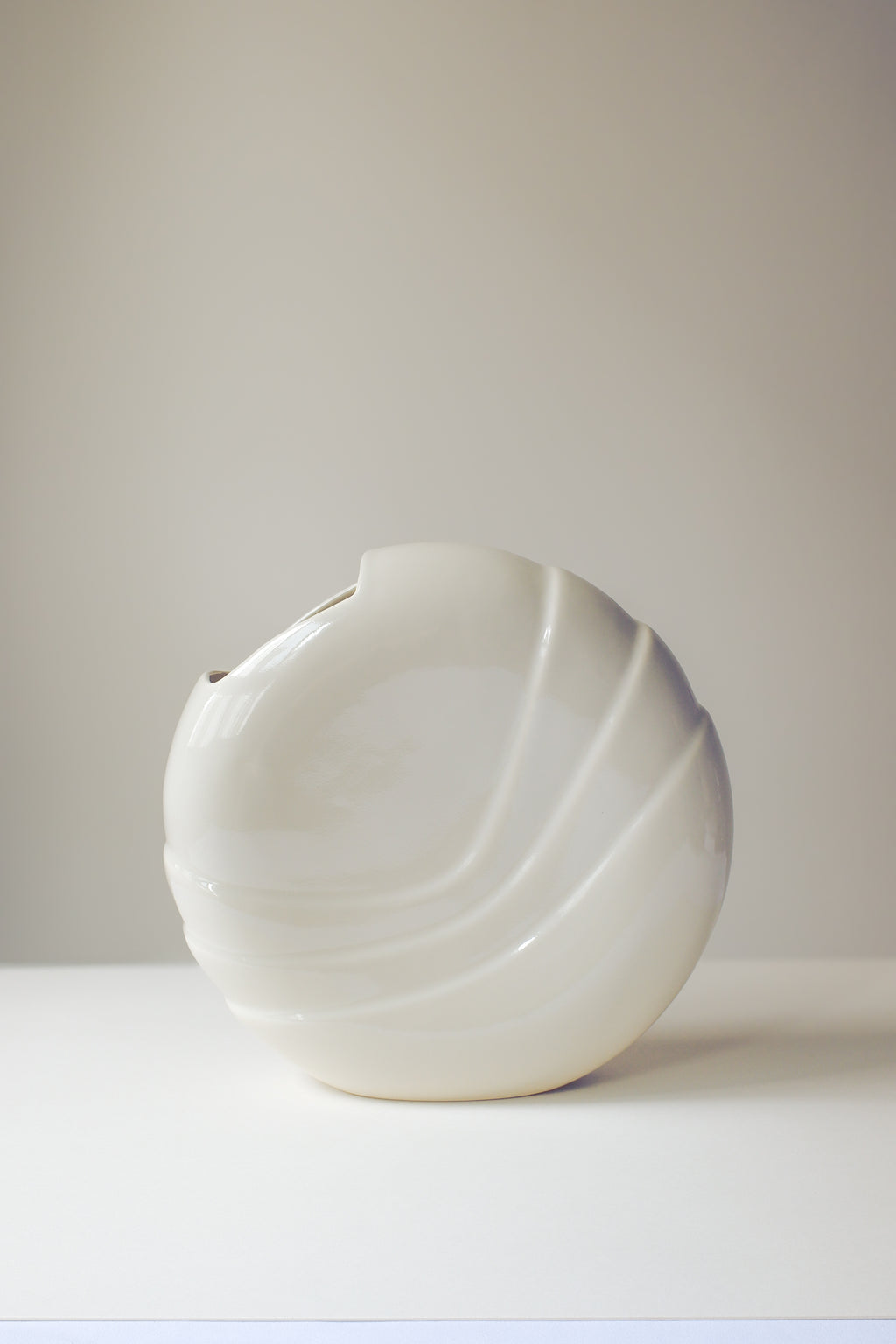 Vintage 象牙白波形雕塑花器