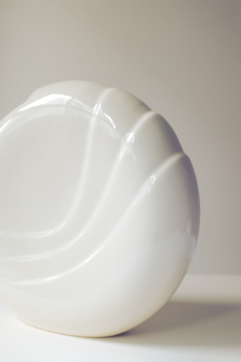 Vintage 象牙白波形雕塑花器