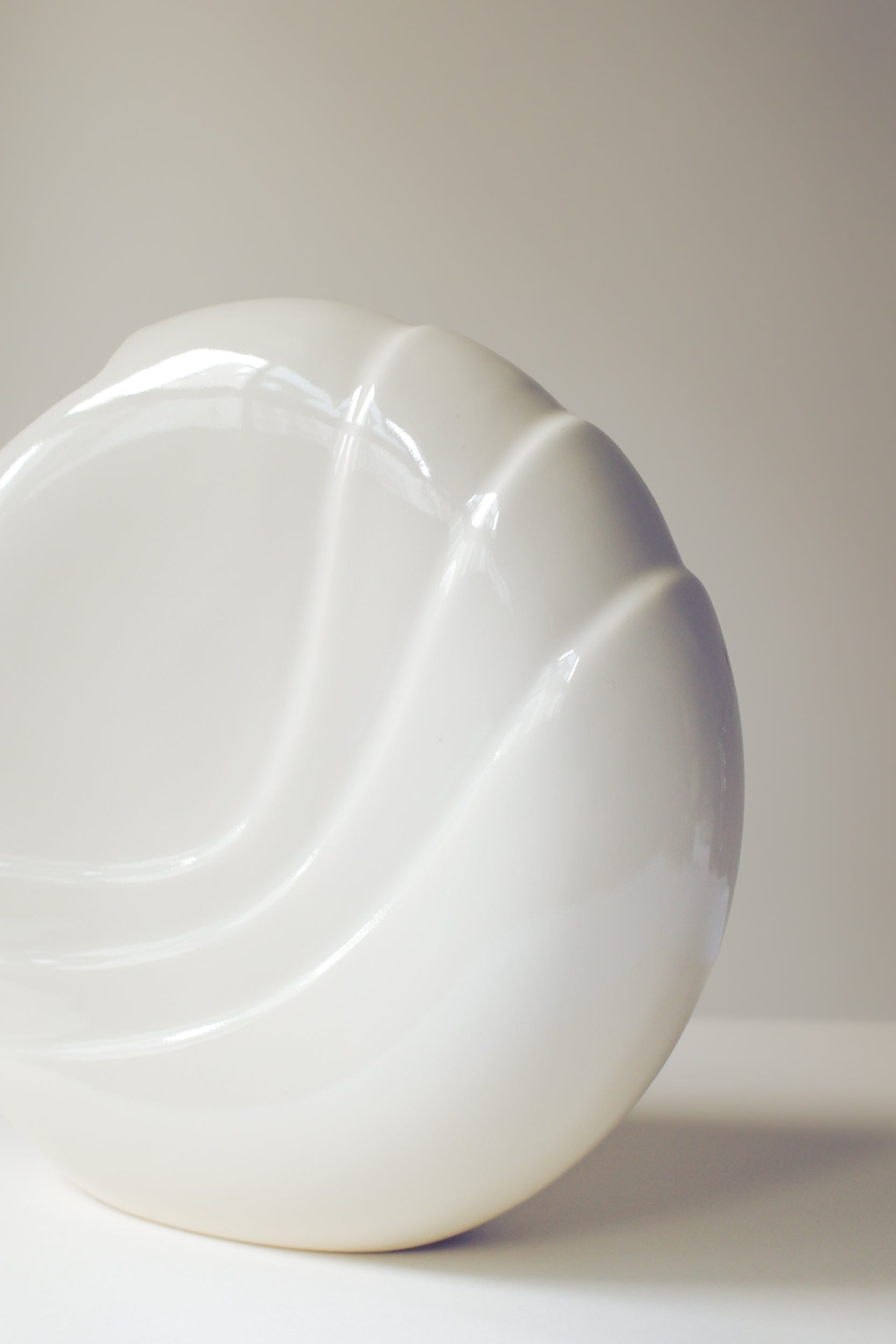 Vintage 象牙白波形雕塑花器