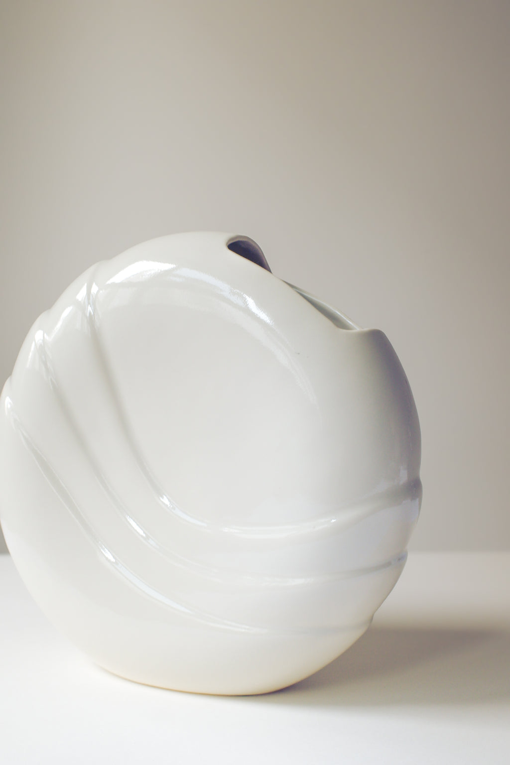 Vintage 象牙白波形雕塑花器