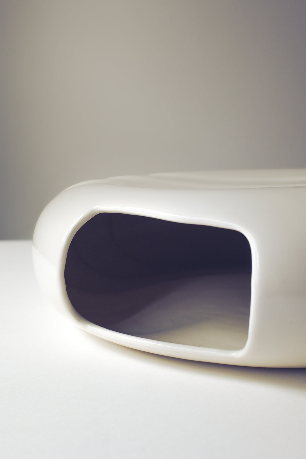 Vintage 象牙白波形雕塑花器