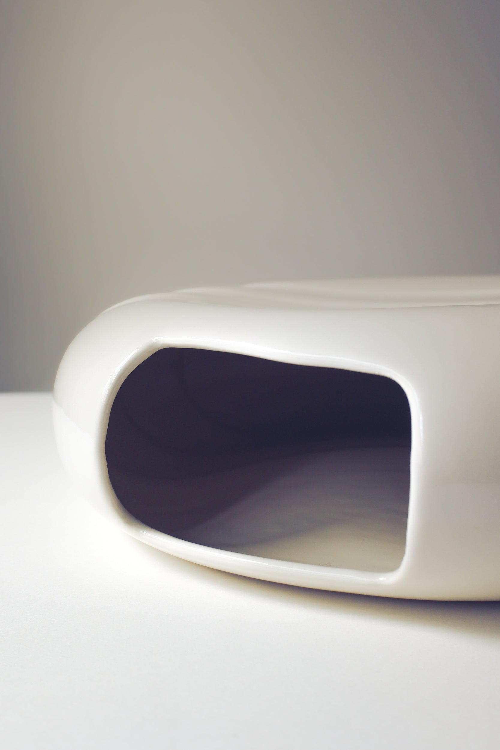 Vintage 象牙白波形雕塑花器