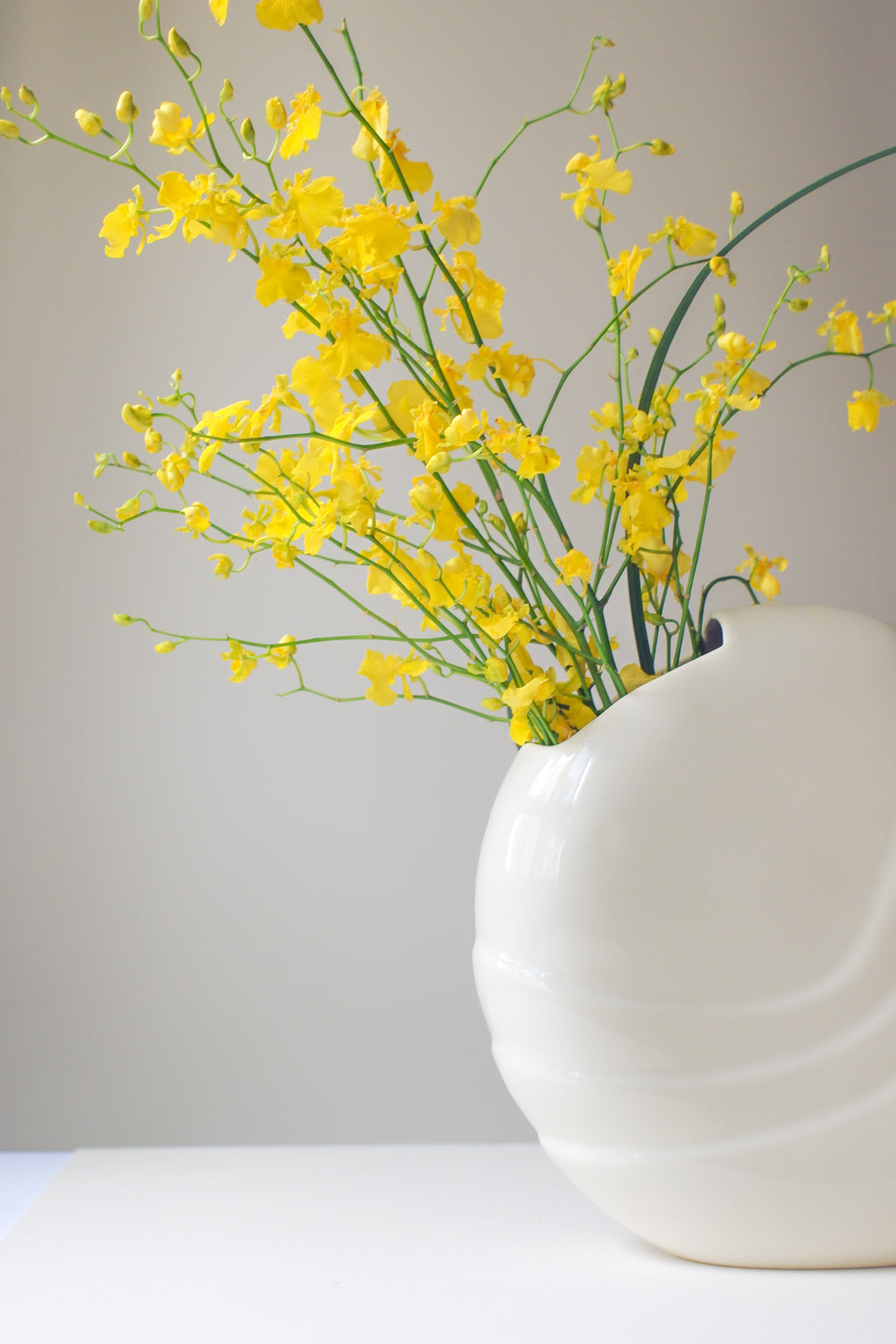 Vintage 象牙白波形雕塑花器