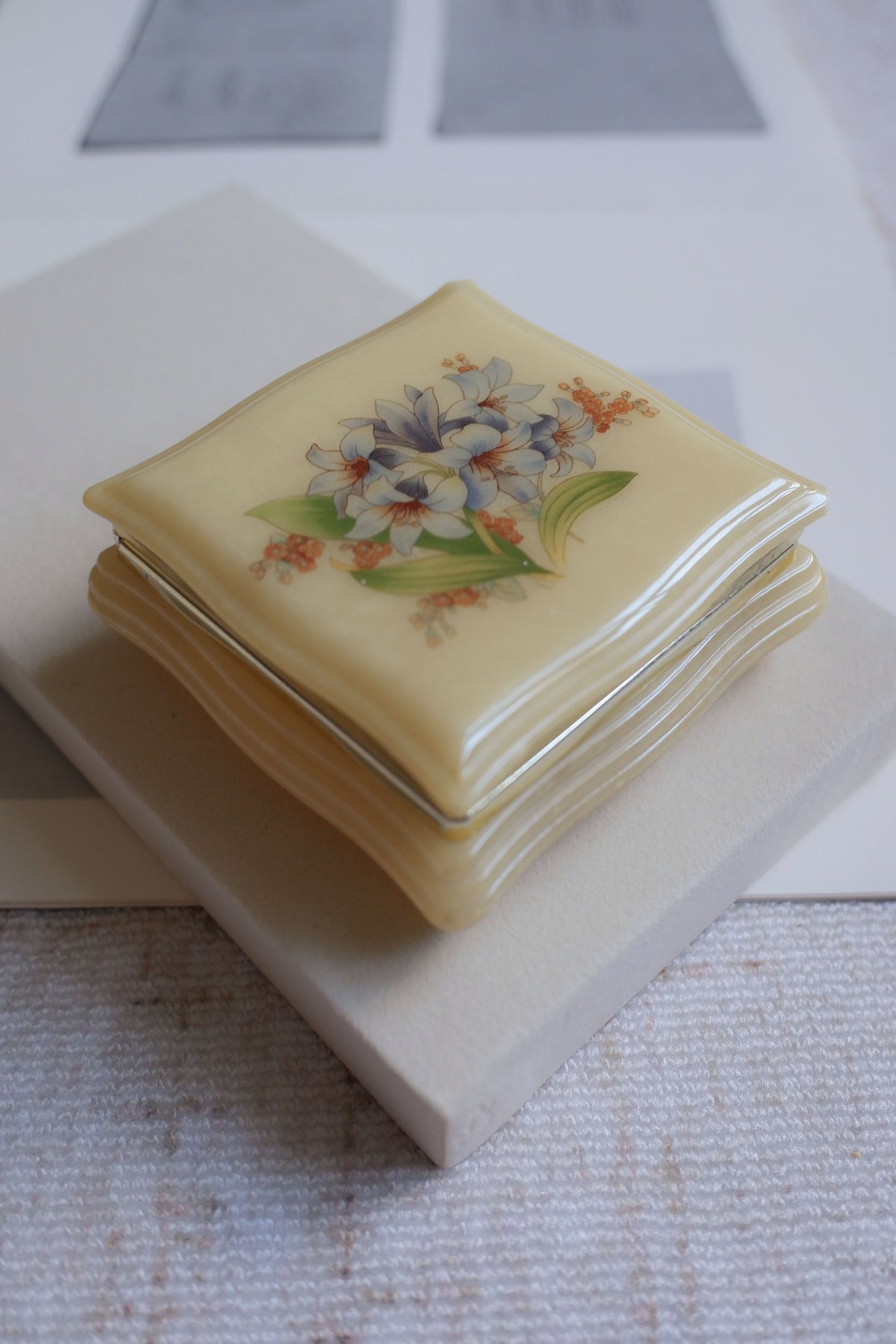 Vintage 鵝黃色花卉首飾盒
