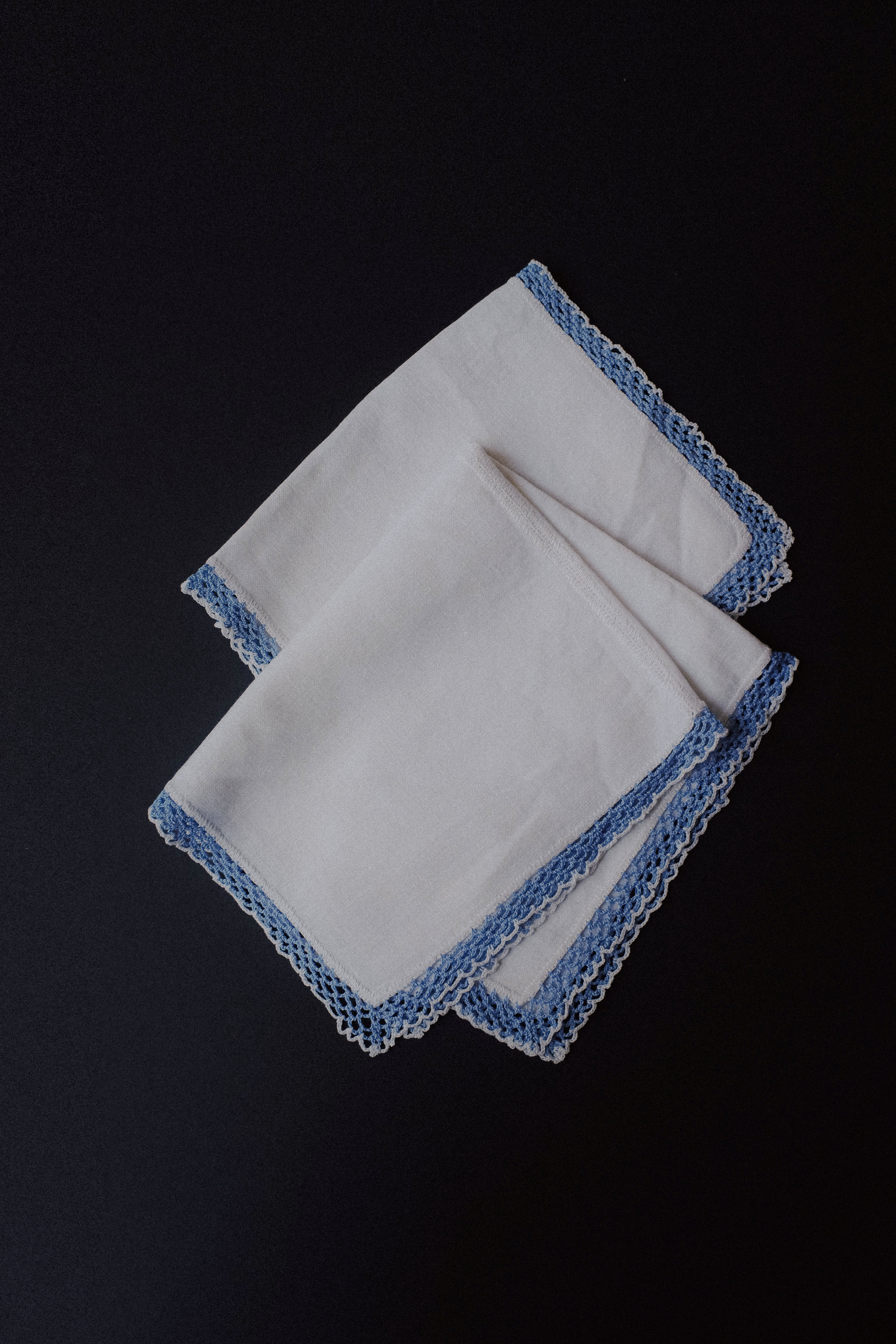 Vintage 淺藍鉤針邊棉麻桌巾