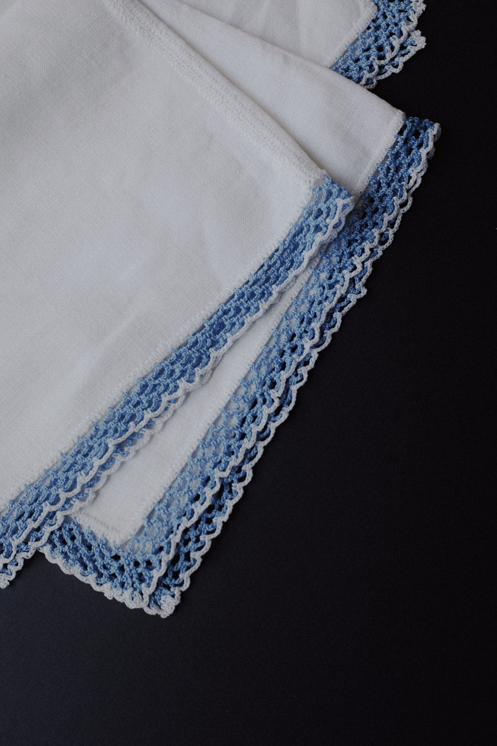 Vintage 淺藍鉤針邊棉麻桌巾
