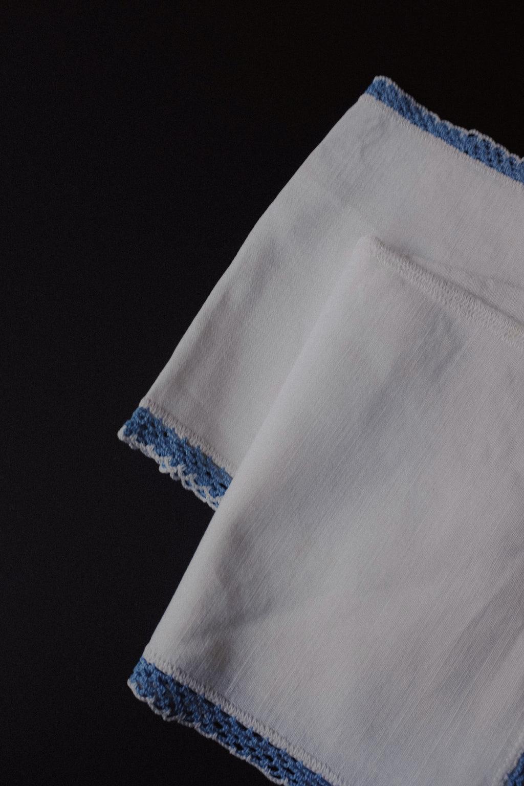 Vintage 淺藍鉤針邊棉麻桌巾