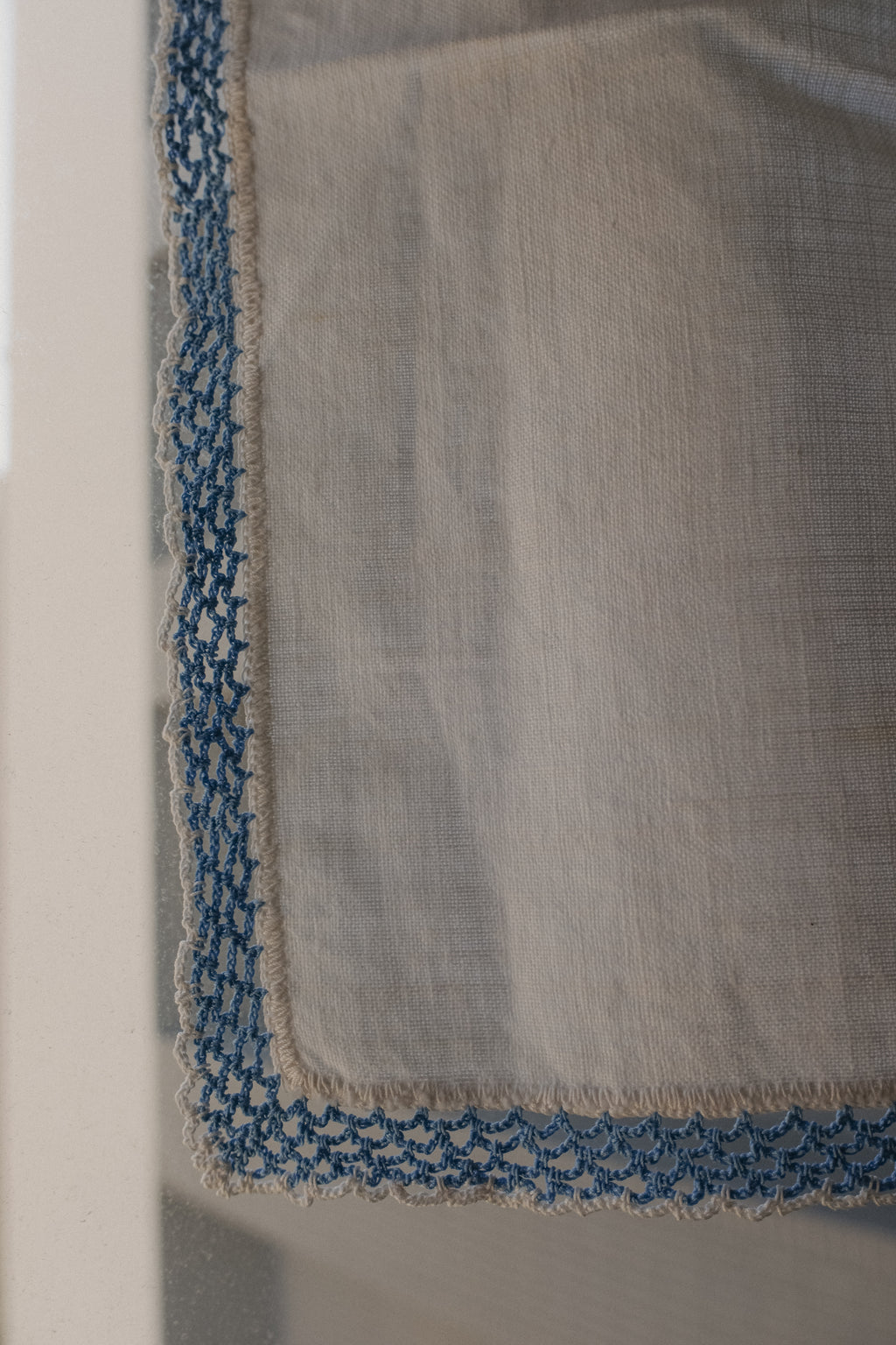 Vintage 淺藍鉤針邊棉麻桌巾