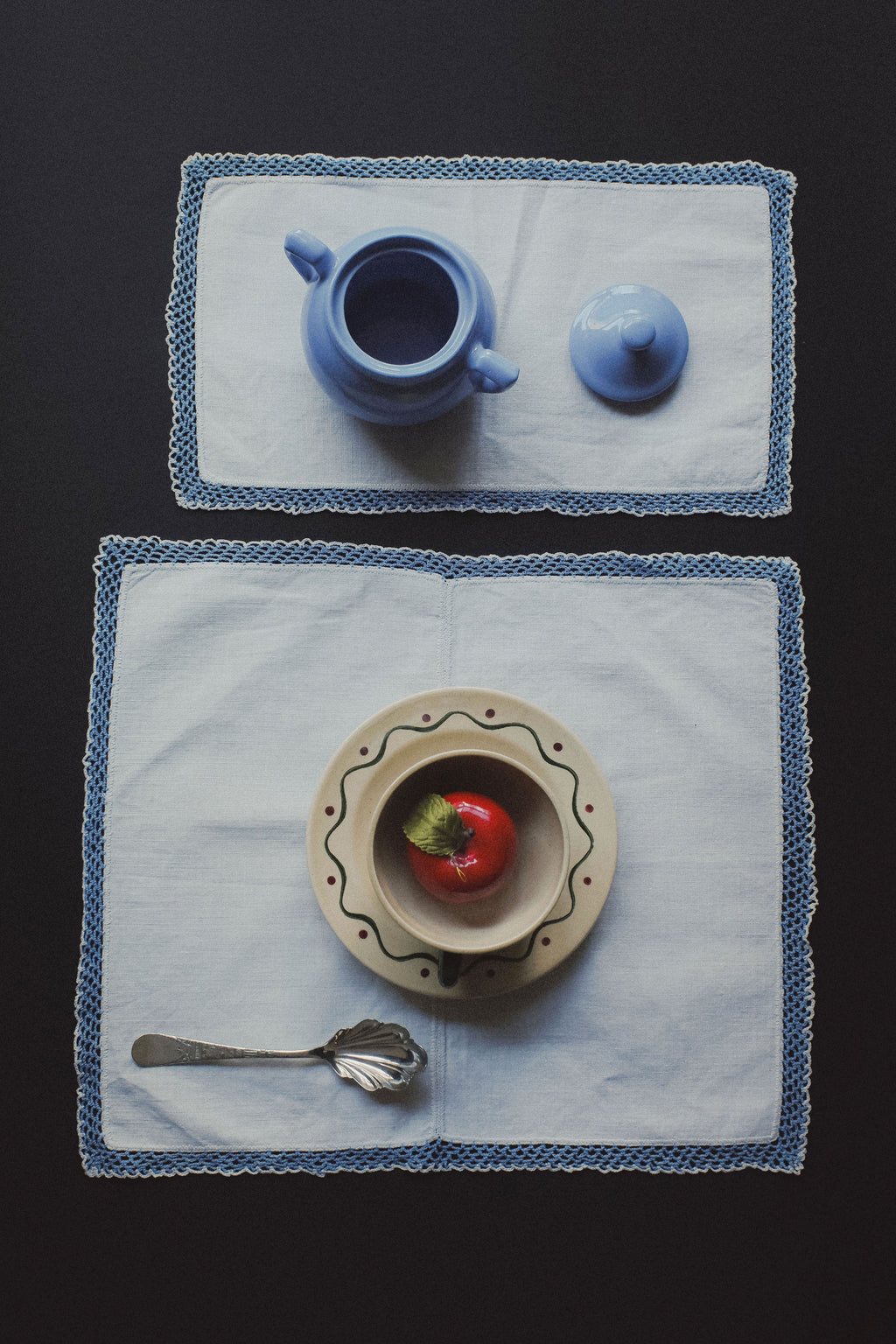 Vintage 淺藍鉤針邊棉麻桌巾