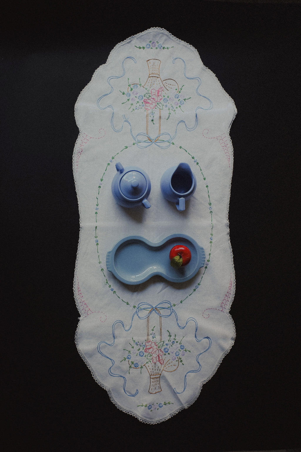 Vintage 花籃線繡桌巾