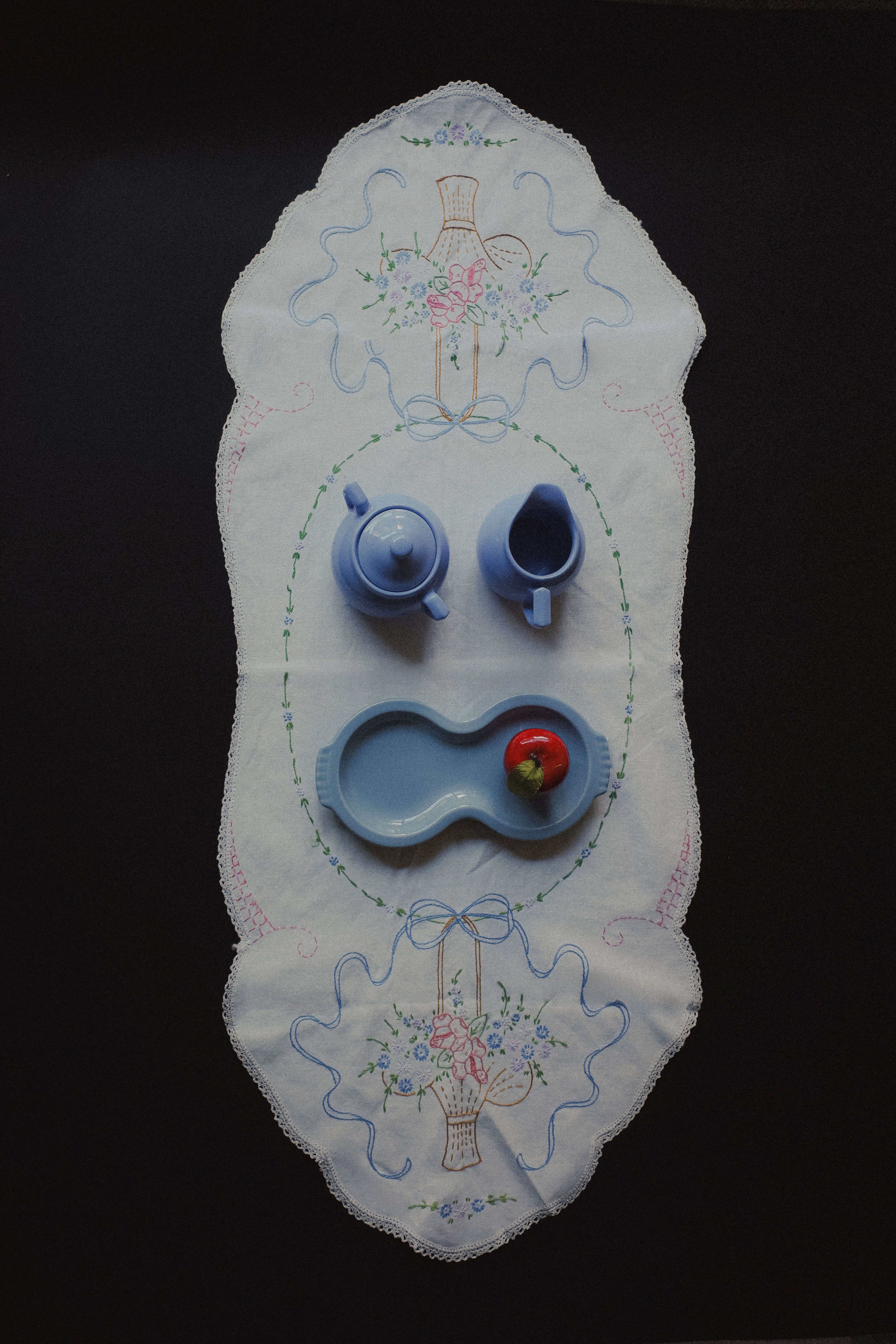 Vintage 花籃線繡桌巾