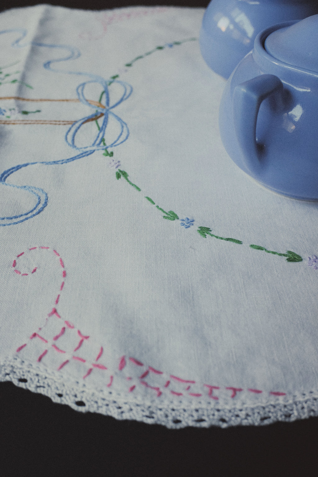 Vintage 花籃線繡桌巾