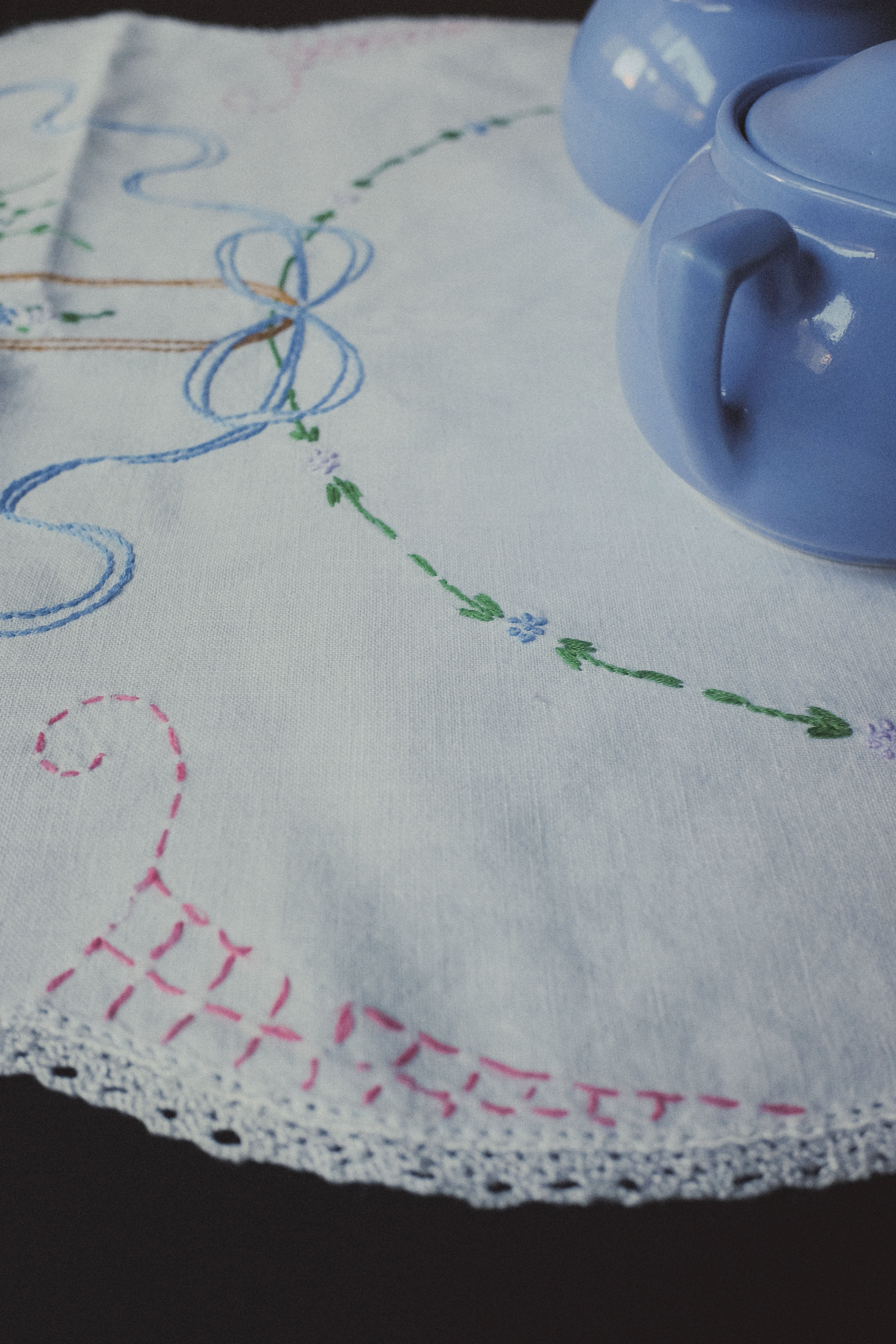 Vintage 花籃線繡桌巾