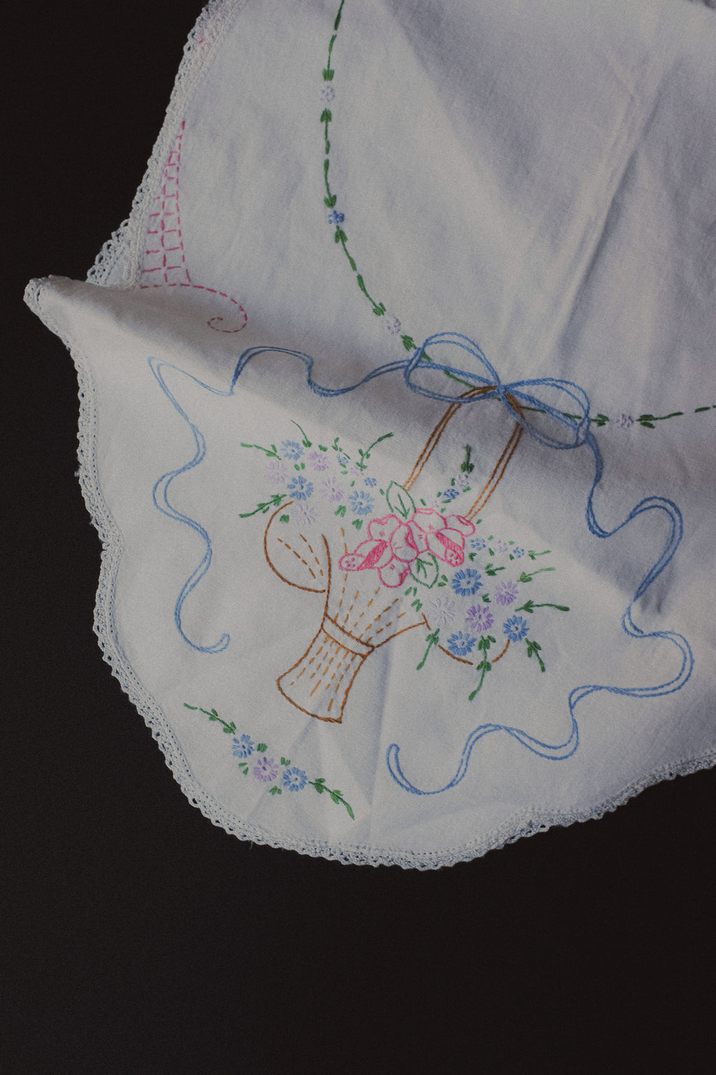 Vintage 花籃線繡桌巾