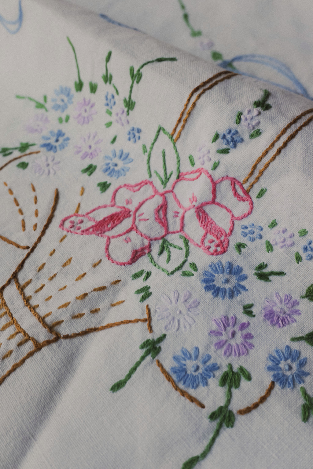 Vintage 花籃線繡桌巾