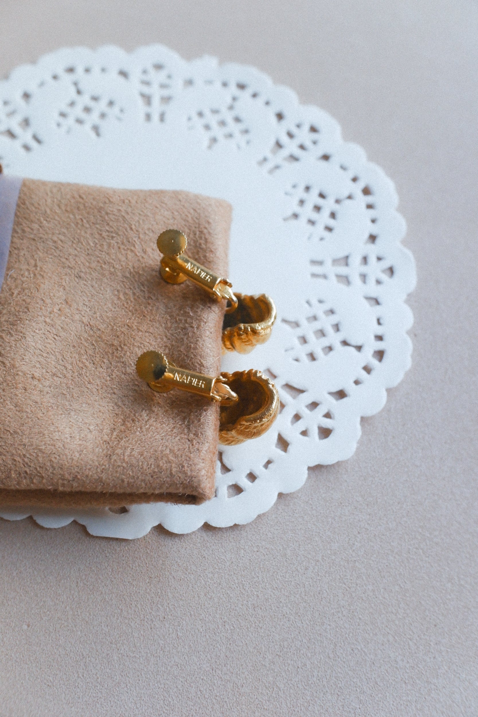 Vintage Napier 金色耳夾式古董耳環