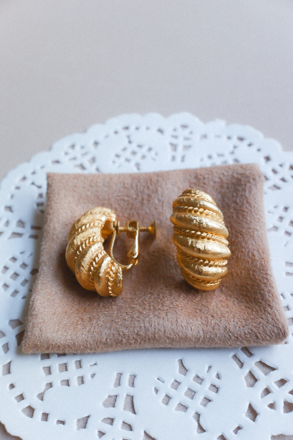 Vintage Napier 金色耳夾式古董耳環