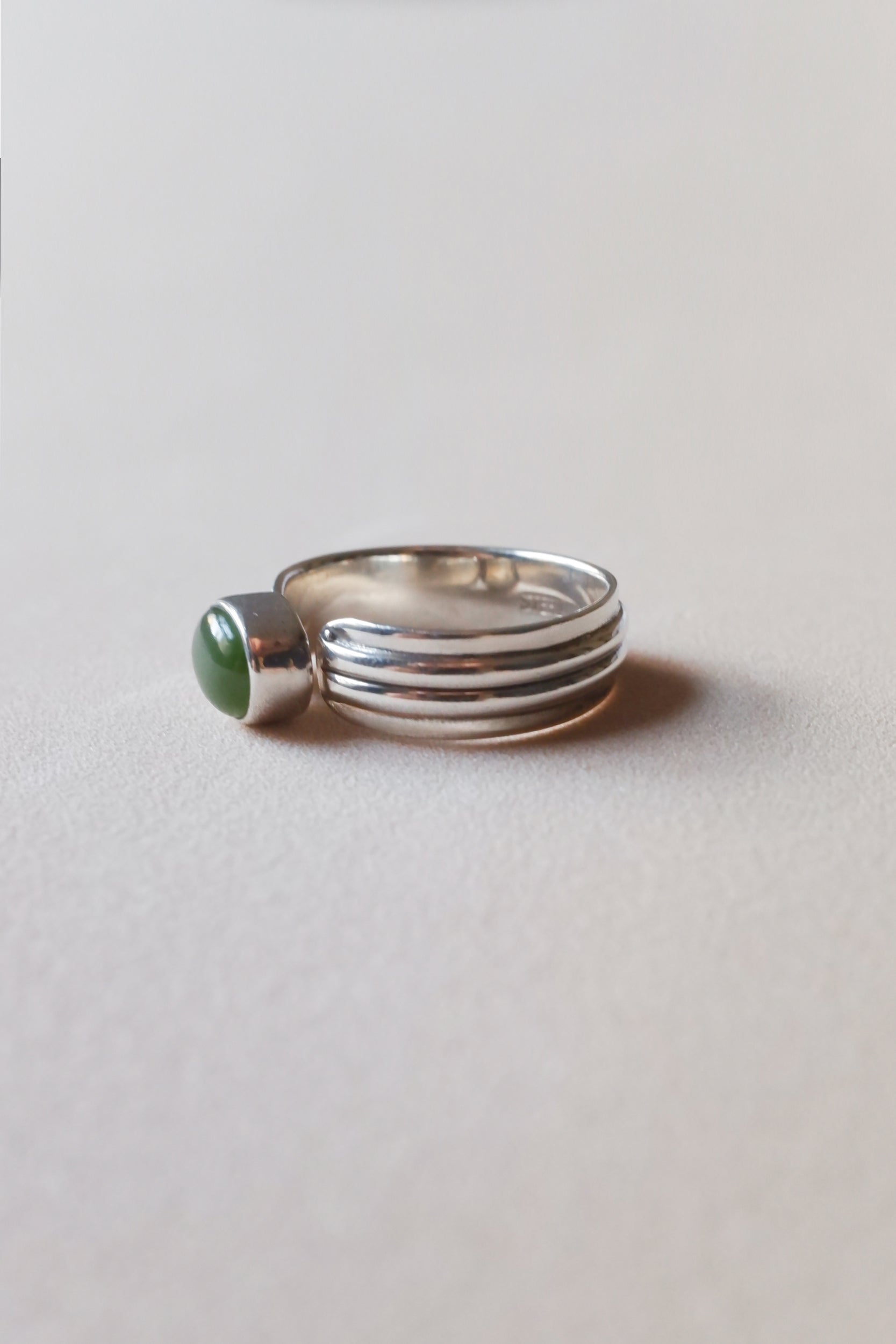 Vintage 圓潤深綠玉石古董戒