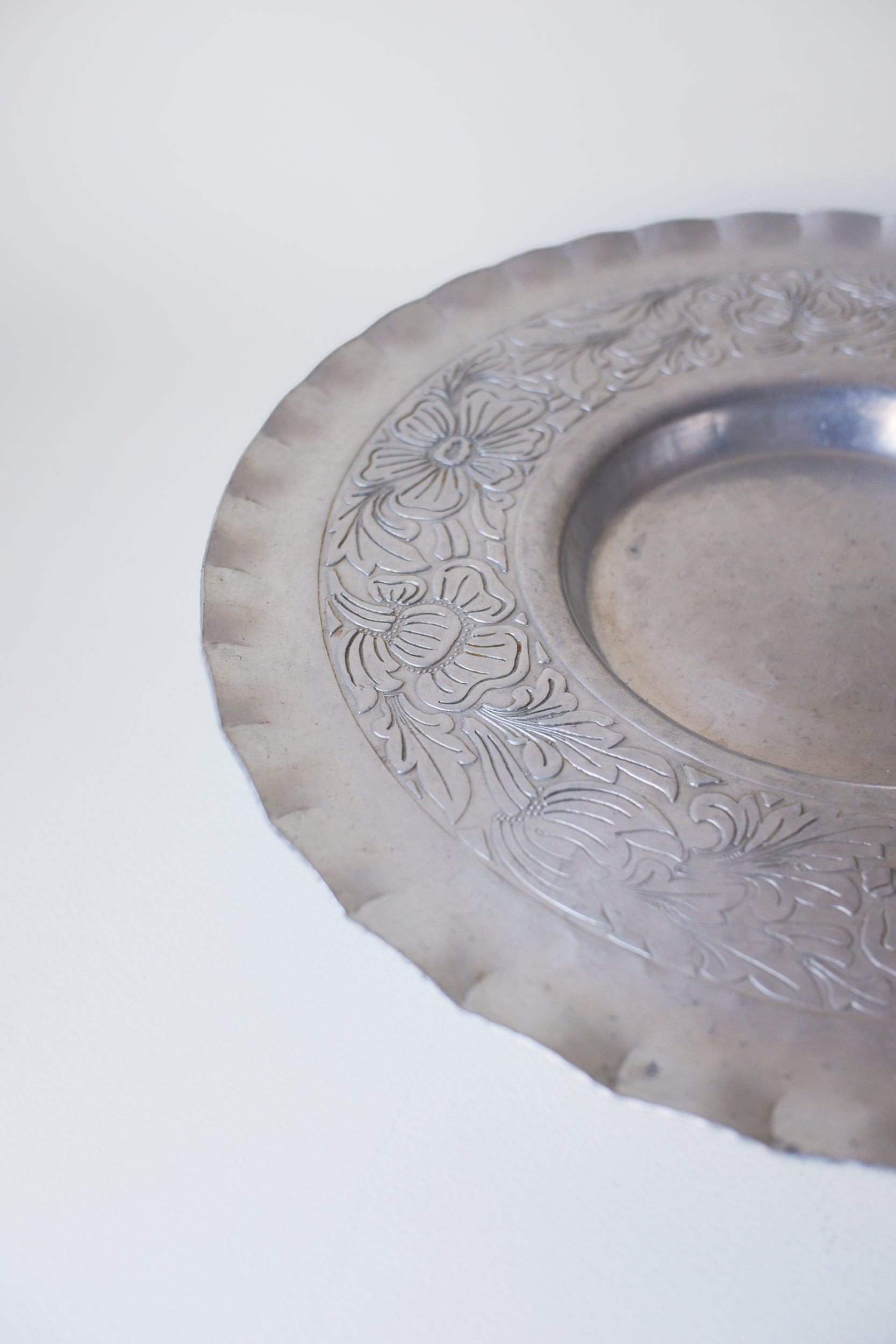 Vintage 浮雕花紋大圓盤